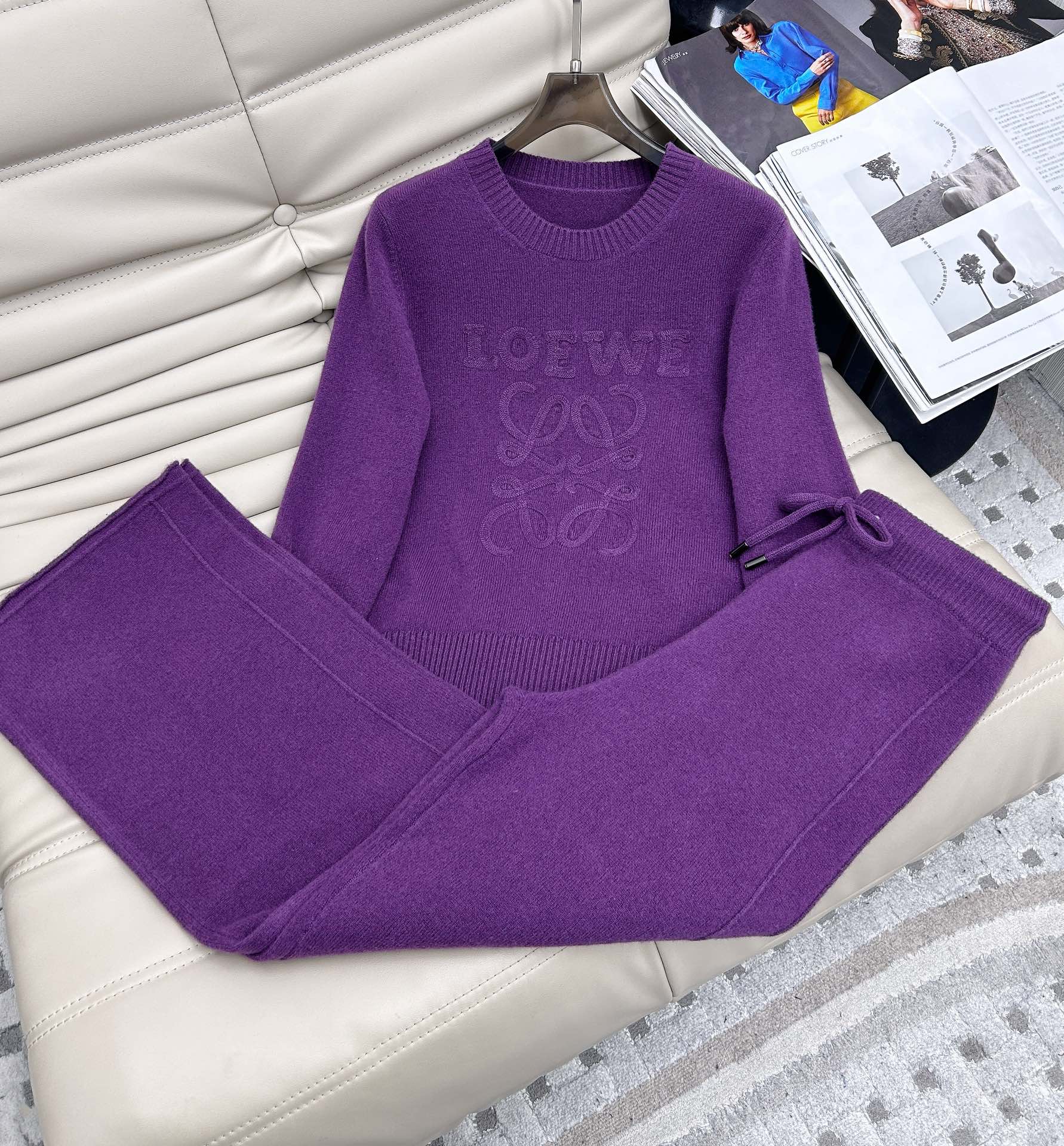 NO:294540,New tops and pants in autumn and winter styles, Luo Yiwei embroidered round neck age-reducing pullover wool sweater, high-waisted trousers, the full wool material yarn is soft and comfortable, the feel is very soft and delicate, the skin-friendly and breathable feel is not stung!  The logo embroidery on the chest is super fashionable and has a very age-reducing feeling!  The overall style is lazy, very friendly to the figure, and it is very stylish when paired with it!  4 colors SML, loewe, alexander wang19860909上衣裤子秋冬新款 罗意威刺绣圆领减龄套头羊毛针织衫 高腰长裤 全羊毛材质纱线柔软且舒适,手感很是软糯细腻,亲肤透气感也不错不扎人！胸前的logo刺绣超洋气,减龄感十足！整体版型偏慵懒范儿,对身材要求很友好,随便搭配都很有腔调！4色SML,,loewe,alexander wang,Women's clothing