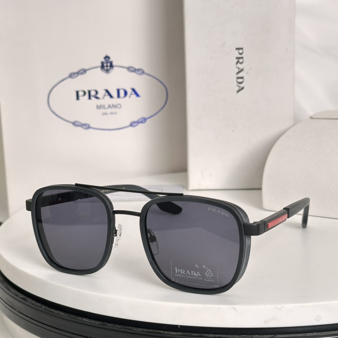  ‼️PRAD*
官网经典款 
板材与金属的完美融合 兼具活力与设计 充满运动感
MODEL：SPR51