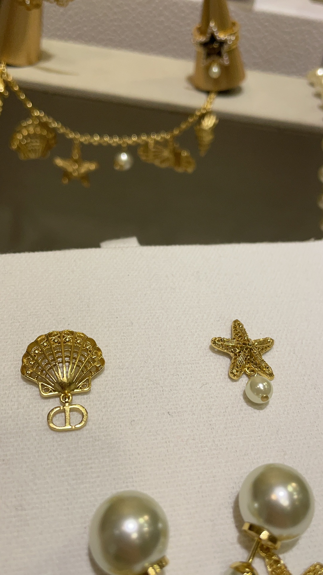 NO:633761,The asymmetric design arrived today. The 25-year new golden hollow scallop starfish CD pearl pendant earrings. The hollow scallop starfish details are as exquisite as works of art. Very noble. It is completely like a dreamy underwater world. Wearing it on the ear has a casual vacation atmosphere. Beautiful zp consistent brass material. Customized style with super cost-effective. Marine style earrings and earrings with packaging box, earrings, Cardia high-end jewelry19860909今日到货不对称设计 25年新款金色镂空扇贝海星CD珍珠吊坠耳钉 镂空扇贝海星 细节精致得像艺术品 非常的贵气 完全就是梦幻海底世界 佩戴上耳很有休闲度假氛围感 绝美 zp一致黄铜材质 定制款性价比超高 海洋风格耳钉耳环带包装盒,,earrings,卡迪亚高端饰品,Jewelry