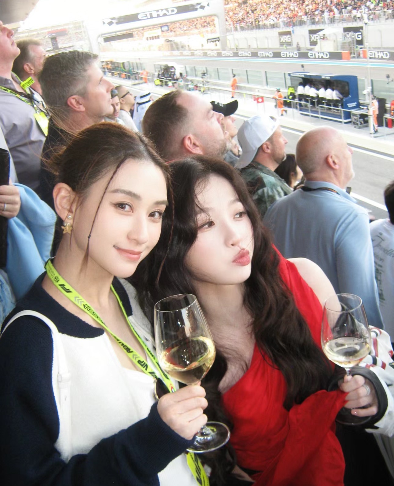 NO:635242,88160 arrived today. The same model as He Chaolian's 25-year new golden hollow starfish pearl double-ball earrings. The details of the hollow starfish pendant are as exquisite as works of art. They are matched with classic double-ball pearls. The temperament of a wealthy daughter is very noble. It is completely like a dream underwater world. The same brass material. Customized models are very cost-effective. Ocean-style earrings and earrings come with packaging box, earrings, Cardia high-end jewelry.1986090988160今日到货何超莲同款 25年新款金色镂空海星珍珠双球耳钉 镂空海星吊坠细节精致得像艺术品 搭配经典双球珍珠 富家千金气质拿捏 非常的贵气 完全就是梦幻海底世界 z一致黄铜材质 定制款性价比超高 海洋风格耳钉耳环带包装盒,,earrings,卡迪亚高端饰品,Jewelry