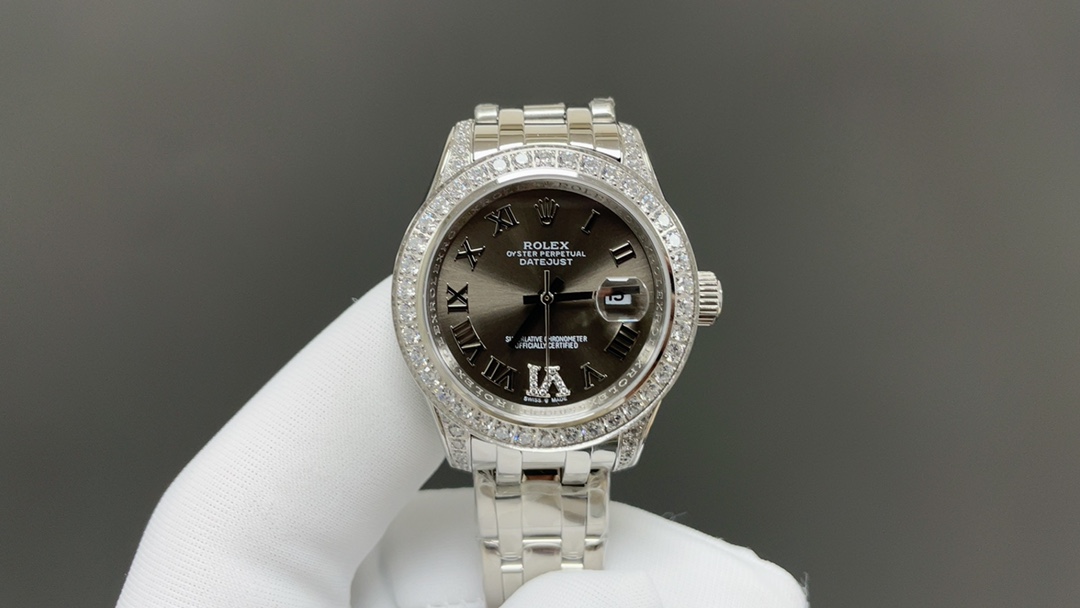 NO:392555,Rolex 34mm EARLMASTER series ① Women's pearl lady model uses 904L stainless steel to forge stainless steel watches, and the case has high corrosion resistance. This super alloy is not only very durable and easy to polish, but its beauty remains unabated even in the most extreme environments. ② Built-in assembly of Cal. Imported automatic machinery has extremely stable performance, and its shock resistance and geometric structure enable the movement to maintain regular operation at any position. ③ Triangular pit bottom cover is tightened with special tools to make the case safely sealed. The winding crown adopts a double-lock double waterproof system, which is firmly screwed to the case, making it more waterproof. ④ The mirror is made of scratch-resistant blue crystal, and a small window convex lens is installed at 3 o'clock to facilitate reading dates. The women's pearl lady model waterproof Oyster case provides the best protection for high-precision movement.  ⑤The new concealed connection between the watch strap and the outer ring ensures a seamless visual effect between the strap and the case. The redesigned commemorative strap is equipped with a new generation of concealed crown buckle, opened with a more connected Rolex crown logo, Rolex19860909劳力士34毫米 EARLMASTER系列 ①女装珍珠淑女型采用904L不锈钢来锻造不锈钢腕表,表壳具备高抗腐蚀性.这种超合金不仅非常耐用且易于磨光,即使在最极端的环境,其美态依然不减. ②内置装配Cal.进口自动机械 性能极为稳定,其抗震力、几何结构使机芯在任何位置都可保持规律运行. ③三角坑纹底盖以专用工具旋紧 使表壳安全密封 上链表冠采用双扣锁双重防水系统,牢固旋紧于表壳,使得更加防水. ④镜面则以抗刮损蓝水晶制造,3点钟位置装有小窗凸透镜,方便读取日期.女装珍珠淑女型的防水蚝式表壳给予高精准机芯最佳防护. ⑤腕表表带和外圈底下的崭新隐蔽连接方式,确保表带和表壳之间达到无缝连接的视觉效果.重新设计的纪念型表带配有新一代隐蔽式皇冠带扣,以较接的劳力士皇冠标志开启,,rolex,Watch