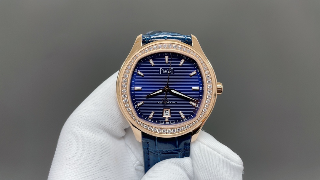 NO:392560,Earl Polo Date Anniversary Edition Watch. TW Earl Ultra Thin PIAGET POLO Series Couple Watch, known as Little Nautilus!  (Pirate Steel King) An elegant sports watch, which can be used for business or sports and leisure. Welcome to compare details: 1 is equipped with a customized version of the 1110P automatic winding movement, with a 50-hour power reserve. The 2316L I-belt is paired with horizontal brushed wire beads to echo the case of the 'square and round, round and square' shape. The original double snap buttons are printed with the Piaget logo, and the steel strip head is printed with men's BBWL 4 on both sides, and women's PMBB 5 to identify the details 3 Watch size: men's 429.3mm. Women's 369.1mm. The size and thickness are the same as the genuine one. 4 watch mirror double-sided anti-glare sapphire crystal glass.  Simple three-pin with 6-point calendar, elegant and atmospheric, suitable for any occasion. The high-end watch full of sunshine charm is paired with polished and matte-sanded steel bracelet, perfectly matched with the round case pillow-shaped dial with beautiful contours. TW Piaget Polo series, please confirm the back cover number 8. 1175293 Please confirm the exclusive details, welcome, Piaget19860909伯爵Polo Date 周年纪念版腕表.TW伯爵超薄PIAGET POLO系列情侣对表,人称小鹦鹉螺！(伯爵钢王)一款优雅的运动腕表,可商务亦可运动休闲. 欢迎对比细节:1搭载定制版改1110P自动上链机芯,拥有50个小时的动力储存. 2316L工字带搭配横向拉丝纹中珠呼应表壳“方中带圆,圆中带方”的造型,原装双按扣印有伯爵logo字样,钢带头粒两侧印有男款BBWL 4,女款PMBB 5认准细节 3腕表尺寸:男款429.3mm.女款369.1mm.尺寸厚度均与正品一致. 4表镜双面防眩目蓝宝石水晶玻璃. 简约大三针带6点位日历,上手优雅大气,适合于任何场合佩戴,充满阳光魅力的高级腕表搭配经抛光及雾面打磨的精钢表链,与轮廓优美的圆形表壳枕型表盘完美契合. TW伯爵polo系列,认准后盖编号8. 1175293请认准独家细节欢迎,,piaget,Watch