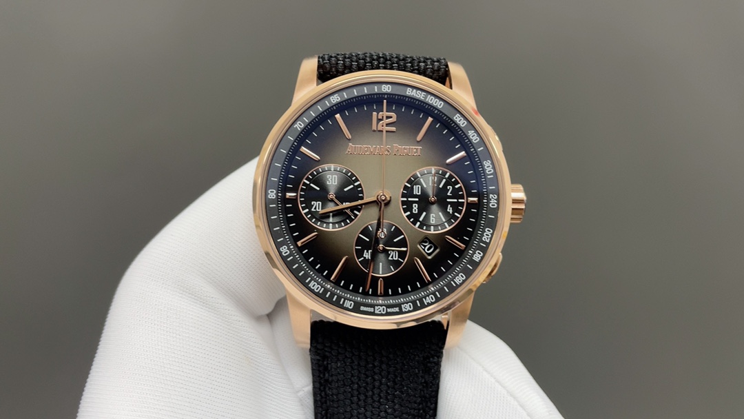 NO:602097,Produced by APF, white shell, rose gold, APFactory Audemars Piguet-AP, CODE11.59 automatic winding chronograph series RW2 1 material 316L stainless steel 2 movement adopts stable movement modified original Caliber 44013 glass mirror uses anti-glare crystal basket treasure glass 4 strap imported Italian calfskin and canvas belt 5 buckle practical original pin buckle 5 waterproof 10 degrees waterproof can be dived Mi 6 size 41mm  For the best luxury gift recommendations, please look for APF exclusive quality, audemars, cowhide19860909APF出品 白壳 玫金 APFactory爱彼-AP,CODE11.59自动上链计时码表系列RW2 1材料316L精钢2机芯采用稳定机芯改原装Calibre44013玻璃镜面采用防眩水晶篮宝玻璃4表带进口意大利小牛皮以及帆布皮带5表扣实用原装针扣5防水10度防水可以潜水米6尺寸41mm 送礼最佳奢华推荐请认准APF独家品质,,audemars,cowhide,Watch