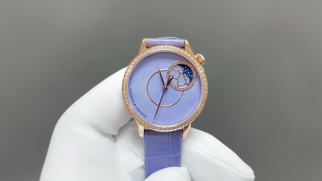 NO:392639,Produced by GR, Vacheron Constantin MR2 Egérie Goddess Series, a new work is added!  The elegant charm of time is precipitated, and the beauty of day and night is flowing. The ultra-thin mechanical women's watch continues the series style!  The new cream dial is made of bright diamond phase decoration and wrinkle decoration after months of debugging and is made using the traditional 'taestry' process. The crown is decorated with arc-cut moonstones that symbolize calmness and tranquility. The eccentric circular dial with shining diamonds shows time in a dreamy way. The exquisite mother of pearl is carved into white clouds. The diameter is 37 mm, and it is paired with an imported modified 1088L automatic winding movement, which perfectly presents the moon phase calendar function. Elegant luxury is specially designed for female connoisseurs to create the best luxury gifts for gifts. Please be sure of the exclusive quality of GR, vacheron19860909GR出品 V3升级版 VC 江诗丹顿 MR2 Egérie 伊灵女神系列 再添新作！沉淀时光雅韵,流转日夜芳华.超薄机械女式腕表延续系列风格！全新乳光表盘以璀璨美钻相饰,褶皱纹饰历经数月调试,运用传统的“织锦(taestry)”工艺制作而成, 表冠上饰有象征沉稳与静谧的弧形切割月光石,闪耀钻石的偏心式圆形表盘以梦幻般的方式展示时间,精美的珍珠贝母被雕琢成朵朵白云.直径37毫米,搭配进口改1088L自动上链机芯,完美呈现月相日历功能,典雅奢华专为女性鉴赏家倾心打造送礼最佳奢华推荐请认准GR独家品质,,vacheron,Watch