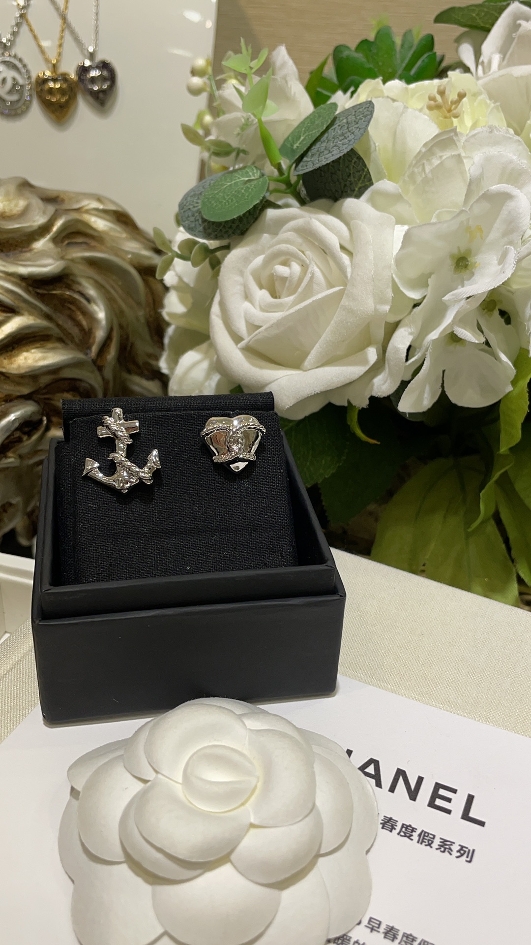 NO:631176,88160 Today’s new product ab style silver 25C new asymmetrical silver anchor love rope double C earrings Rope pattern wrapped around double C anchor love Navy style design is very fashionable and casual, very comic sense Asymmetric design is very playful and cute The size is versatile for daily use, Cardia high-end jewelry1986090988160 今日新品ab款银色 25C新款不对称银色船锚爱心绳索双C耳钉 绳索纹路缠绕双C船锚爱心 海军风设计非常时尚休闲 很有漫画感 不对称设计很俏皮可爱 尺寸日常百搭,,卡迪亚高端饰品,Jewelry