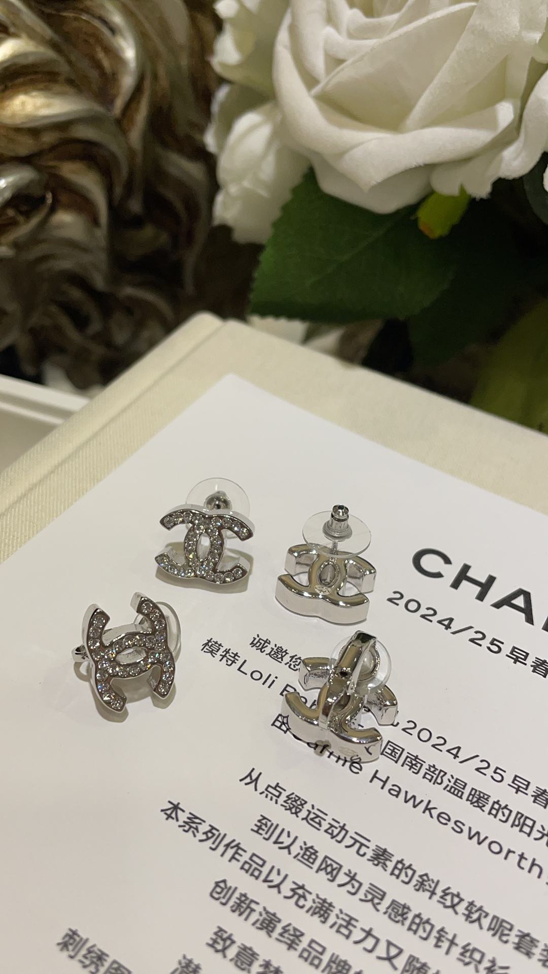 NO:633794,88160 Earrings arrived today. 25C new silver full diamond double C thick bottom earrings. Simple and very suitable for daily small earrings. The thick bottom design is very textured and very cute. This basic style is easy to wear with your eyes closed. It is not picky about your face shape at all. It is made of the same brass material. Swarovski diamonds. The earrings come with a packaging box, Cardia high-end jewelry.1986090988160 今日到货耳钉款 25C新款银色满钻双C厚底耳钉 简简单单非常适合日常的小耳钉 厚底设计非常有质感实物很可爱 这种基础款式闭眼入 完全不挑脸型 z一致黄铜材质 施华洛钻 耳钉带包装盒,,卡迪亚高端饰品,Jewelry