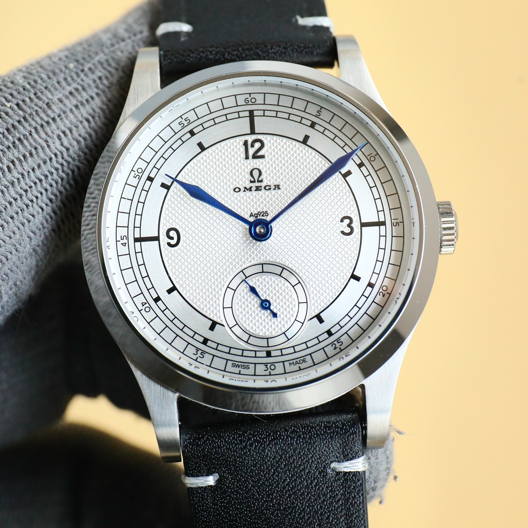 NO:147096,Unified TW's new work Omega - Model 511.12.39.21.99.002 design inspires the classic watch launched by Omega in 1939. It has a small seconds dial at 6 o'clock, and the crown is engraved with a retro-style Omega logo. Through the arch-shaped sapphire glass mirror, the dark blue brand logo and scale are matched with blue pointer/rose gold pointer. The work is equipped with the Omega 8926 manual winding movement!  , omega19860909统一 TW新作 欧米茄-型号511.12.39.21.99.002设计灵感源自欧米茄于1939年推出的经典腕表,6点位设有小秒盘,表冠镌刻有复古风格的欧米茄标识.透过拱型蓝宝石玻璃表镜,深蓝色的品牌标识和刻度搭配蓝色指针/玫瑰金指针,该作搭载欧米茄8926手动上链机芯！,,omega,Watch