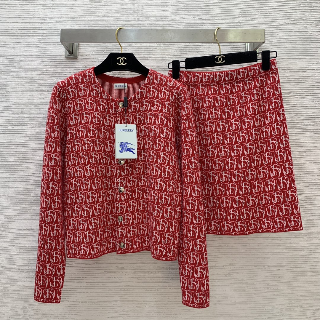 NO:295610,Skirt top number D25010327 BURBER*Y new 25 early spring item!  Home B’s customized wool yarn temperament celebrity knitted set!  Original open mold custom logo button round neck long sleeve short knitted cardigan top high waist knitted short skirt A-line skirt!  Red, black, (M size bust 94, sleeve length 59, clothing length 51; waist 64 elastic, skirt length 45), burberry, skirt length 45), alexander wang19860909半裙上衣款号D25010327 BURBER*Y新款25早春单品！B家定制羊毛纱线气质名媛针织套装！原版开模定制logo纽扣圆领长袖短款针织开衫上衣高腰针织短裙a字半身裙！红色、黑色、（M码胸围94,袖长59,衣长51；腰围64松紧,裙长45）,,burberry,skirts,alexander wang,Women's clothing