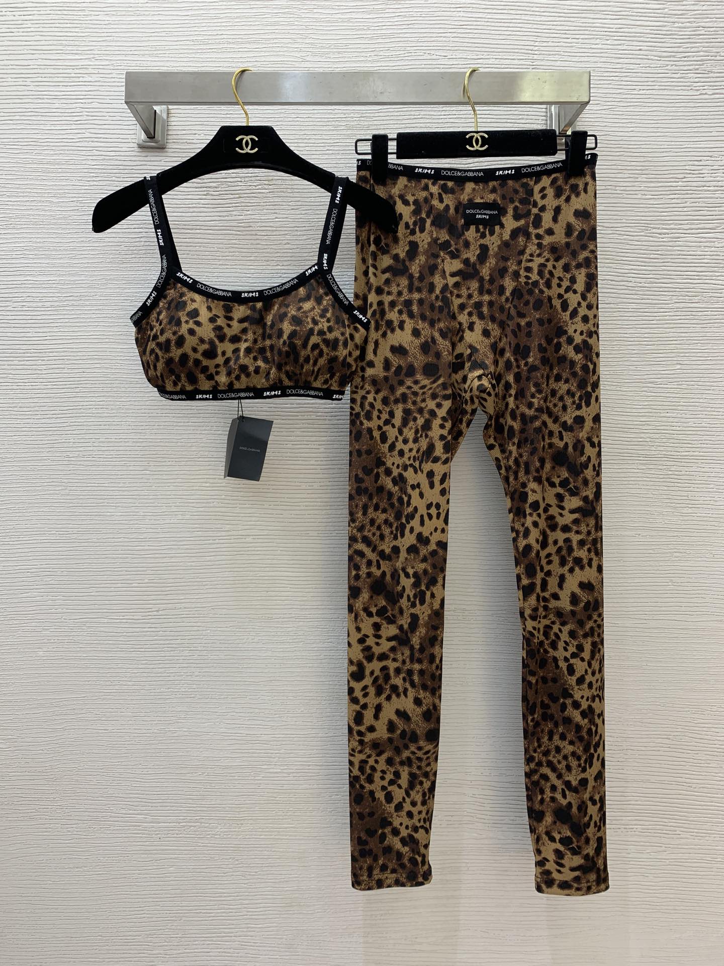 NO:295681,Model number D24123038 Dolce & Gabbana DG* new high elastic yoga fitness sports fashion leopard print set!  Velvet logo edging sexy suspender vest top stretch-bottomed tight yoga pants!  (M size bust 68~88, 27 length of clothing; waist 60 elastic, 94 trousers length), Dolce & Gabbana, alexander wang19860909款号D24123038 杜嘉班纳DG*新款高弹力瑜伽健身运动时尚豹纹套装！丝绒logo包边性感吊带小背心上衣弹力打底紧身瑜伽裤！（M码胸围68～88,衣长27；腰围60有弹力,裤长94）,,Dolce&Gabbana,alexander wang,Women's clothing