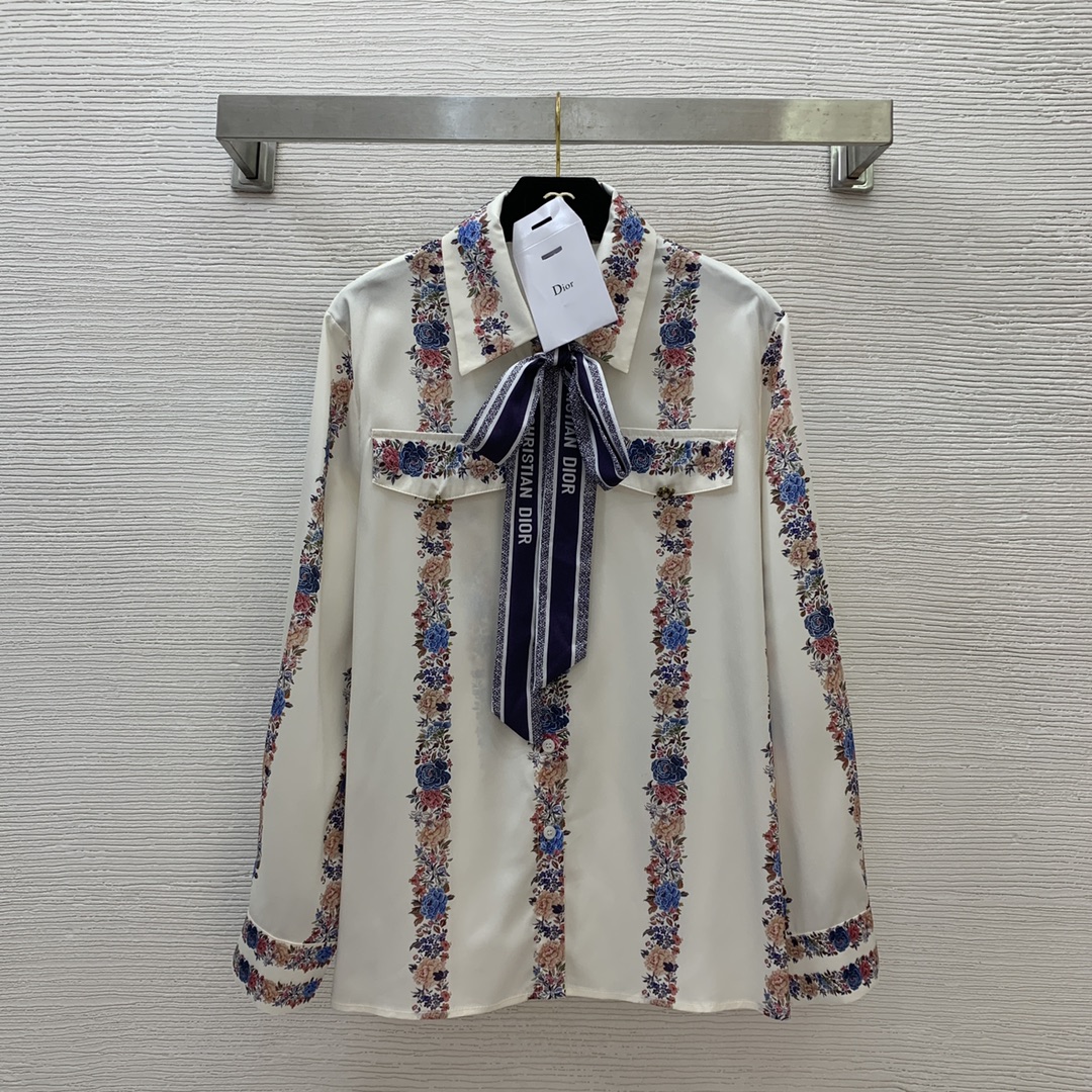 NO:295665,Model number D24123017 Dio* new style, temperament, age-reducing logo, ribbon bow decoration, vertical printed buttoned lapel, long-sleeved imitation silk shirt!  (M size bust 108, sleeve length 59, clothing length 68), dior, real silk, alexander wang19860909款号D24123017 Dio*新款 气质减龄logo飘带蝴蝶结装饰 竖条印花系扣翻领长袖仿真丝衬衣！（M码胸围108,袖长59,衣长68）,,dior,real silk,alexander wang,Women's clothing
