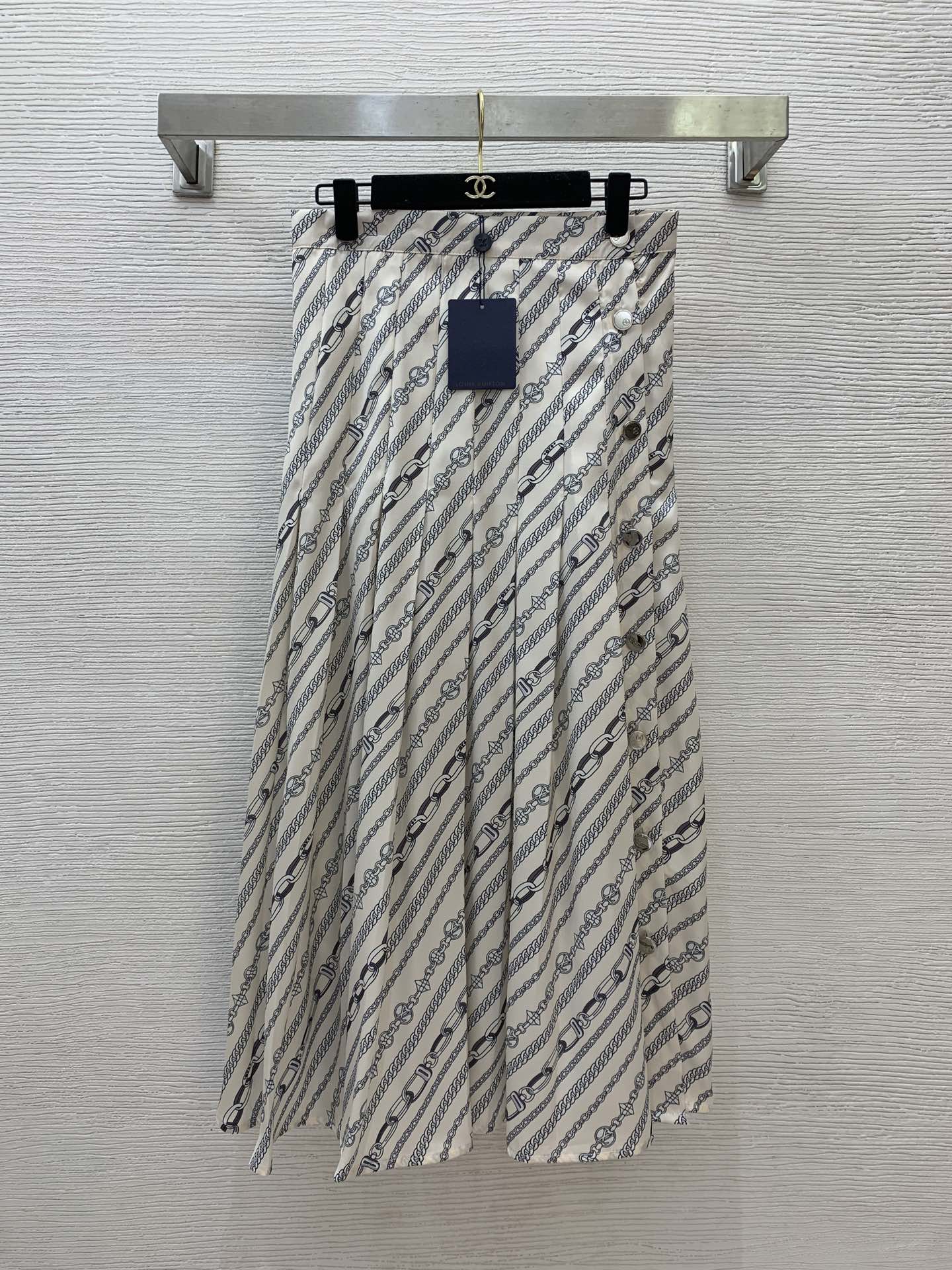 NO:295659,Model number D24123058 LOUIS*Doujia LV new custom twill satin imitation silk fabric, single-breasted side design high waist pleated long skirt!  The same shirt is available!  (M size waist 74, skirt length 87), louis vuitton,louis vuitton,louis vuitton,louis vuitton,louis vuitton,skirts,real silk,silk fabric,alexander wang19860909款号D24123058 LOUIS*驴家LV新款定制斜纹绸缎仿真丝面料、侧边单排扣设计高腰压褶长款半身裙！同款衬衣也有哦！（M码腰围74,裙长87）,,louis vuitton,louis vuitton,louis vuitton,louis vuitton,skirts,real silk,silk fabric,alexander wang,Women's clothing