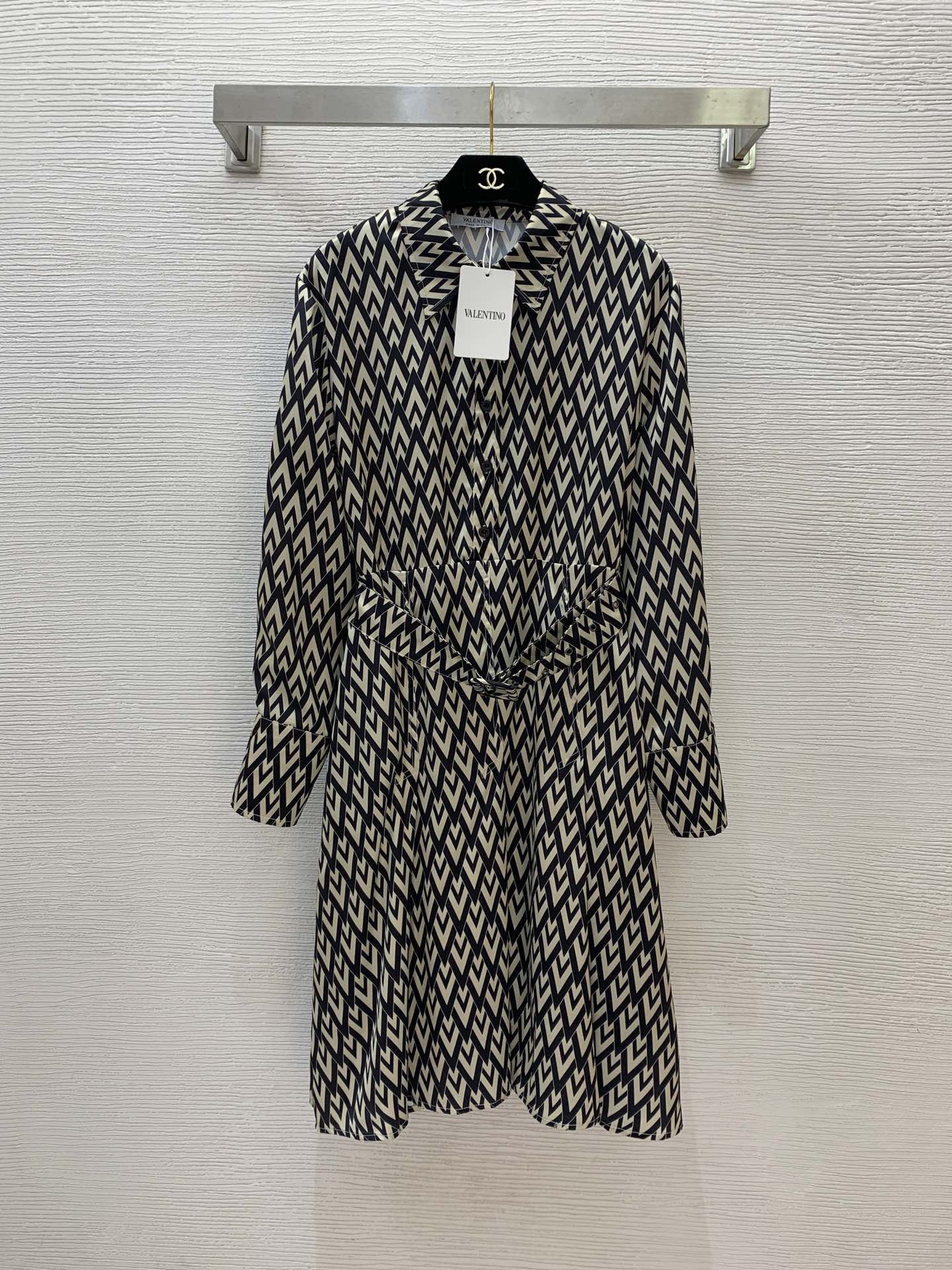 NO:295641,Model number D2412316 VALENTI*O Warren Home New Style, V-letter Print, Half-body Buttoned Front Bowl, Slim Long Sleeve Lapel Dress!  (M size bust 104, sleeve length 60, waist 88, skirt length 103), valentino, valentino, skirt, skirt length 103), alexander wang19860909款号D2412316 VALENTI*O华伦家新款 满身V字母印花 半身系扣前襟收腰显瘦长袖翻领连衣裙！（M码胸围104,袖长60,腰围88,裙长103）,,valentino,valentino,skirts,alexander wang,Women's clothing