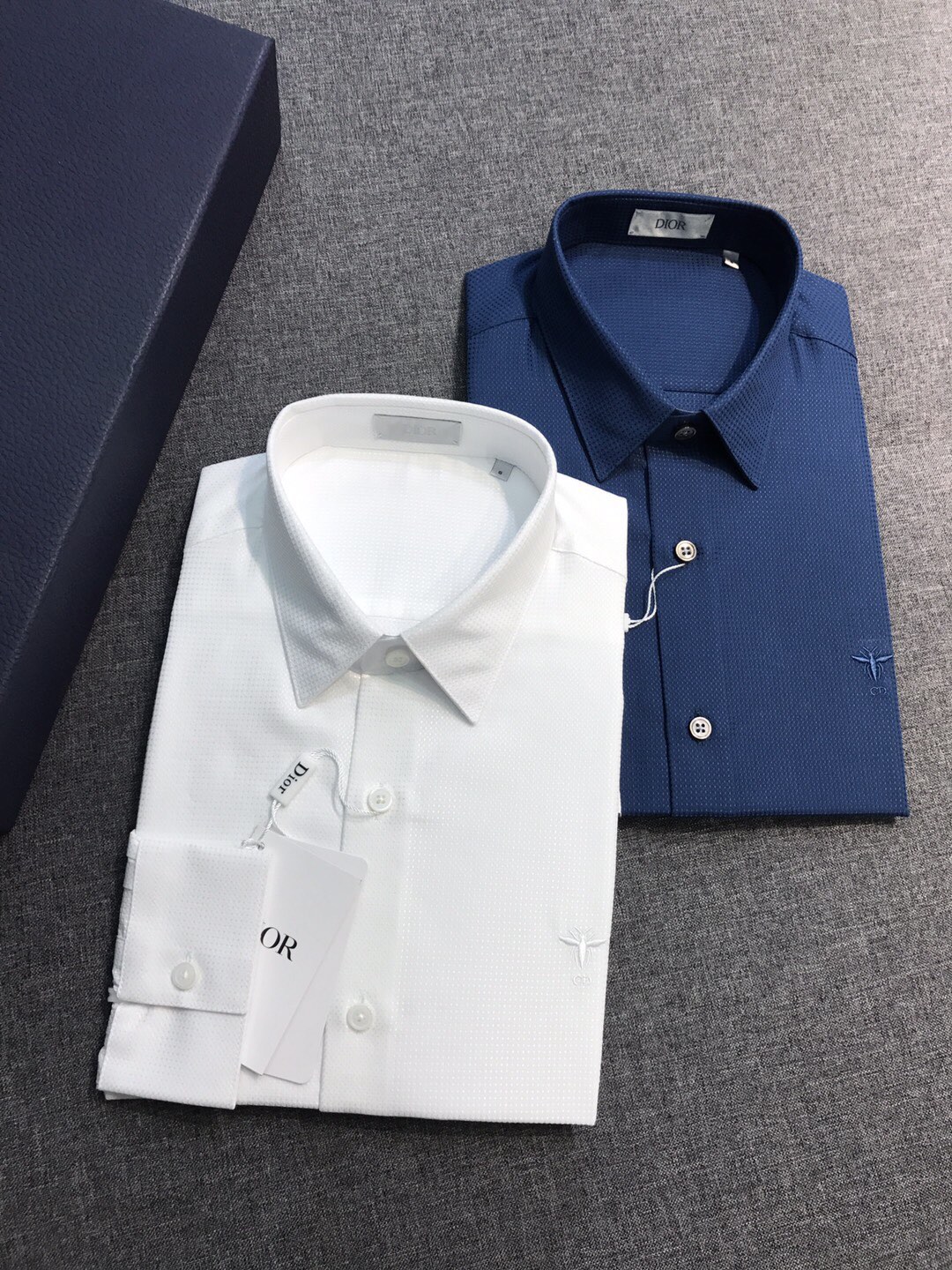 NO:607097,[New Product] - CD.HOMME family men's fashion jacquard casual long-sleeved shirt, foreign goods from trading companies, F/W new autumn and winter products, high-looking star-level items, high-frequency matching models for advertising albums and fashion magazine shoots!  Born out of classics, the signature items that must be released every season are reincarnated every season. What is constantly changing is the subtle elements and details. In the new season, the latest elements are implanted on the chest and presented in the form of gorgeous and exquisite embroidery. It is very three-dimensional and full, like a signature artistic accent, and the visual effect is invincible and stunningly fashionable. This detailed decoration gives a super high artistic level!  The overall design style of this item continues the consistent tone of the CD family, retaining the purest and natural minimalist line, clean and advanced tailoring, and taking the minimalist aesthetics to the extreme!  It is top-notch in terms of fabrics and craftsmanship. The long-staple cotton selected in Egypt has excellent light and has been woven in a century-old workshop to create an excellent texture. The overall jacquard craftsmanship of the fabric is quite amazing, which enhances the overall visual appearance. It is extremely high-end, has an incomparable delicate touch, is extremely stiff, and has excellent breathability!  The details are exquisite and perfect, and it is made strictly in accordance with Italian craftsmanship standards. It is a shirt with high mix-matchability. It can be both commuting and casual, elegant and harmonious, and has no age limit. It can interpret various styles. It is a fashionable item with high control. It can support the entire appearance in the matching season, and the upper body is full of temperament!  It looks great whether worn underneath or on its own!  Size S-XXL S size, shoulder width 45, bust 102, sleeve length 62, clothing length 73,, dior, shirts, alexander wang19860909【新品】-CD.HOMME家族男士时装款提花休闲长袖衬衫,贸易公司洋行货,F/W秋冬新品,高颜值明星级单品,广告画册及时装杂志拍摄高频率搭配款！ 因经典而生,每季必出的招牌单品,在每一季轮回,不断变化的在于细微元素及细节,新一季将最新元素植入到胸前,以华丽精致的刺绣体形态呈现,非常立体饱满,如签名式艺术腔调,视觉效果无敌的惊艳时髦,这一细节装饰赋予了超高的艺术水准！ 该款单品整体的设计风格延续了CD家族一贯的基调,保留最纯粹且自然的极简路线,干净且高级剪裁,将极简主义美学发挥到极致！ 在面料和工艺制作水平方面都堪称一流,埃及甄选的光照极好的长绒棉,经过百年工坊定织,缔造出非常出色的质感,面料整体的提花工艺颇为惊艳,提升了整体造型视觉,极其高级感,触感细腻无敌,挺括性极强,透气性亦绝佳！ 细节处处精致考究,严丝合缝,严格按照意大利工艺标准制作,混搭性极高的一款衬衫,通勤亦休闲,亦庄亦谐,无年龄层次限定,可以诠释各种造型风格,属于驾驭度极高的时髦单品,在搭配季可以撑起整个颜值担当,上身满满的气质感！无论内搭还是单穿都非常出彩！尺码S-XXL S码 肩宽45 胸围102 袖长62 衣长73,,dior,shirts,alexander wang,Men's clothing