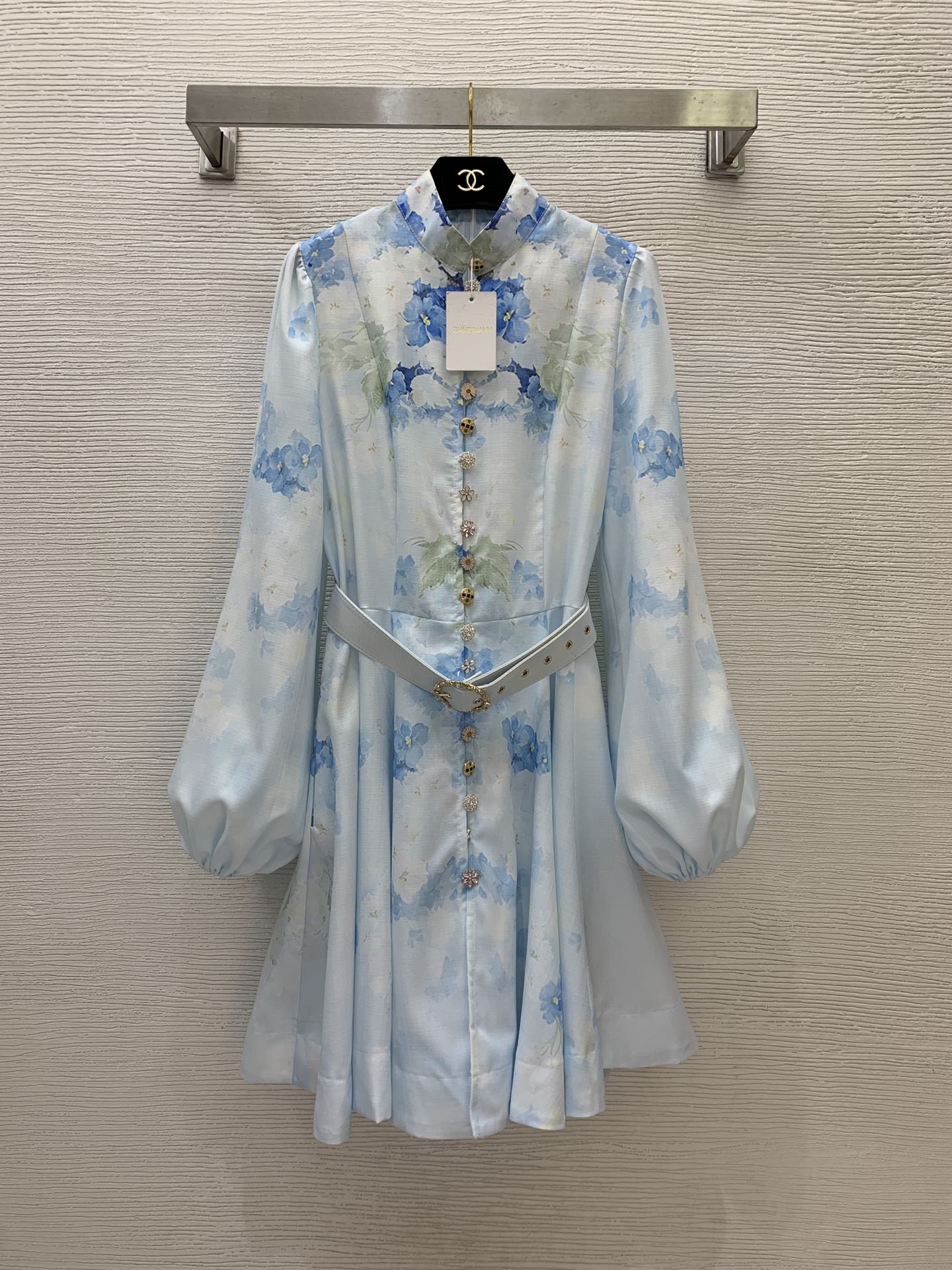 NO:295645,Model number G24123145 ZIMMERMA*N Australia brand High-end custom linen blend fabric, blue floral print single row diamond buckle stand collar lantern sleeve waist-hugging long-sleeved dress with belt!  1.2.3.4/SMLXL (short XL size bust 96, sleeve length 67, waist 84, skirt length 95), skirts, alexander wang19860909款号G24123145 ZIMMERMA*N兹默曼澳洲品牌 高端定制亚麻混纺面料、蓝色花卉印花单排钻扣立领灯笼袖收腰大摆长袖连衣裙配有腰带！1.2.3.4/SMLXL（短款XL码胸围96,袖长67,腰围84,裙长95）,,skirts,alexander wang,Women's clothing