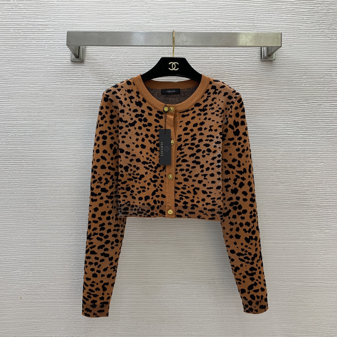 NO:295651,Model number G24123147 VERSAC* newest classic Medusa gold button leopard print knitted cardigan round neck short top!  (M size bust 90, sleeve length 59, clothing length 38), versace, alexander wang19860909款号G24123147 VERSAC*新款 经典美杜莎金扣豹纹针织开衫圆领短款上衣！（M码胸围90,袖长59,衣长38）,,versace,alexander wang,Women's clothing