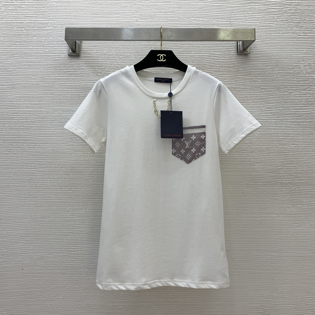 NO:295674,Model number D24123184 LOUIS*Dujia LV new custom presbyterian logo printed pocket gold chain decoration fashionable versatile slim round neck short-sleeved T-shirt top!  White, (M size bust 88, sleeve length 18, clothing length 67),,louis vuitton,louis vuitton,louis vuitton,louis vuitton,t-shirt,tees,t-shirt,alexander wang19860909款号D24123184 LOUIS*驴家LV新款定制老花logo印花口袋金色链条装饰时尚百搭修身圆领短袖t恤上衣！白色,（M码胸围88,袖长18,衣长67）,,louis vuitton,louis vuitton,louis vuitton,louis vuitton,T-shirt,tees，t-shirt,alexander wang,Women's clothing