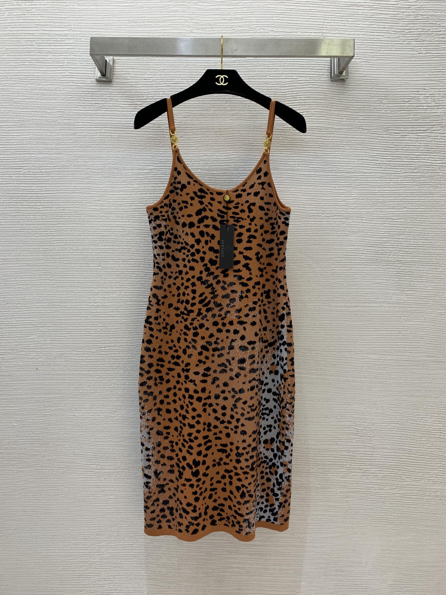NO:295657,Model number G24123149 VERSAC* newest classic Medusa metal accessories decorated with elastic slim fit and leopard print knitted suspender dress!  (M size bust 76 is elastic, skirt length 97, versace, skirt, alexander wang19860909款号G24123149 VERSAC*新款 经典美杜莎金属配件装饰弹力修身显瘦豹纹针织吊带连衣裙！（M码胸围76有弹力,裙长97,,versace,skirts,alexander wang,Women's clothing