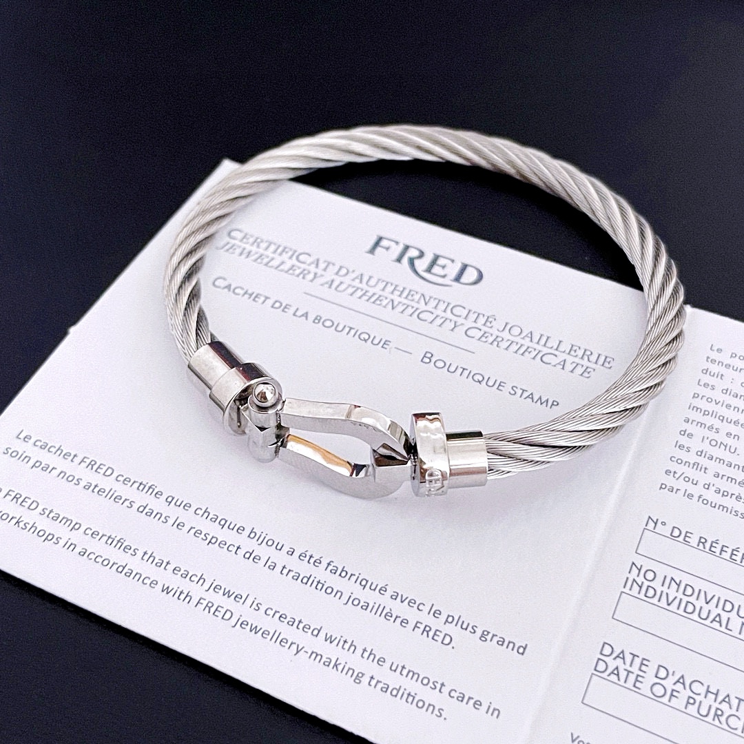 NO:380133,Popular Fered bracelet, glossy horseshoe buckle bracelet, classic and versatile, internet celebrity expert, fashion must-have items for fashion, 11 pairs of customization, thickened electroplating 18k craftsmanship, trendy and cool couple bracelet ~ the effect is very versatile!  !  , jewelry boutique, bracelet, bracelet19860909火爆 费雷德手绳,光面马蹄扣手镯手链,经典百搭,网红达人 时尚一族备必单品时尚精致,11对版定制,加厚电镀18k工艺,又潮又酷的情侣款手绳～上手效果非常百搭！！,饰品精品,bracelet,bracelet,Jewelry