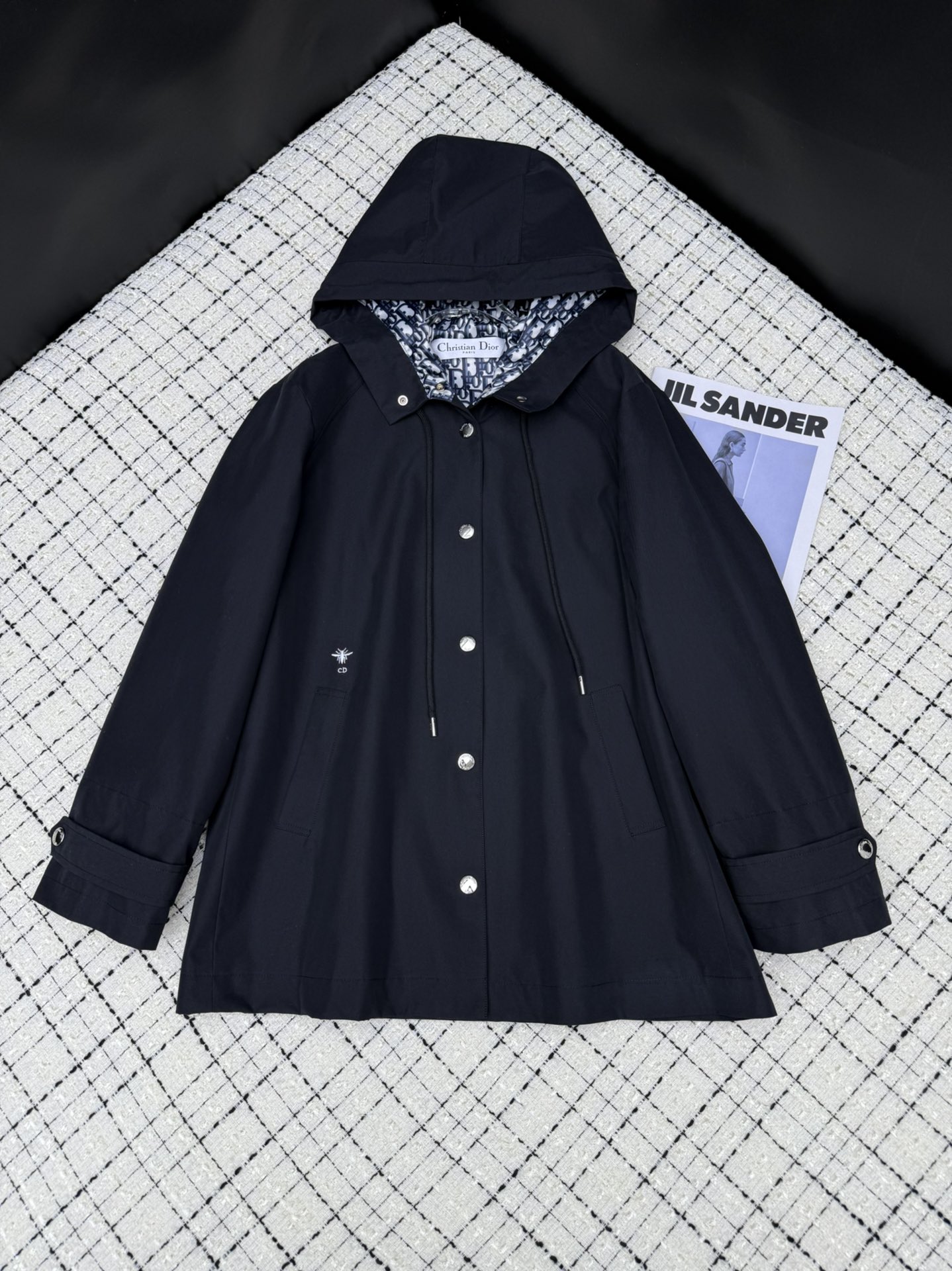 NO:327907,Dio*25 New Early Spring Style The first windbreaker in early spring Lazy mid-length windbreaker jacket Exquisite bee embroidery I am looking forward to spring The inner printed logo design The khaki color is very positive, the black is very classic, the silhouette is just right, the small one can also feel at ease, the shape is full, the casual and easy to lack high-end aura Two-color SML,,dior, jackets & coats,alexander wang19860909Dio*25早春新款 早春的第一件风衣 慵懒气质中长款风衣外套 精致小蜜蜂刺绣 开始期待春天了 内里印花logo设计 卡其色颜色很正 黑色很经典 廓形恰到好处 小个子也可以放心入 不压个子 造型感拉满 休闲随意不乏高阶气场 两色SML,,dior,jackets & coats,alexander wang,Women's clothing