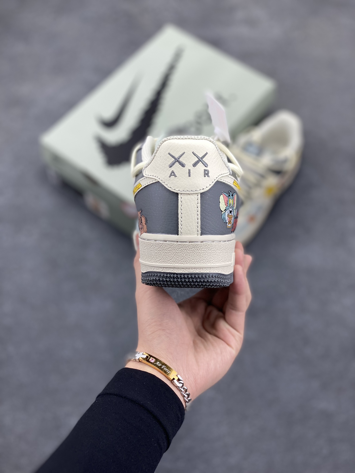 图片[4]-Nike Air Force 1 Low🧀 “Tom and Jerry” 🧀“汤姆和杰瑞”空军一号低帮休闲运动绑带板鞋  在一个温馨的小房子里，住着一对欢喜冤家——汤姆猫和杰瑞鼠。汤姆猫总是想尽办法抓住杰瑞，可杰瑞机灵得很，每次都能巧妙地逃脱汤姆的追捕，还时不时地反过来捉弄汤姆  货号：KS6896-555  尺码：36 36.5 37.5 38 38.5 39 40 40.5 41 42 42.5 43 44 44.5 45-选品中心
