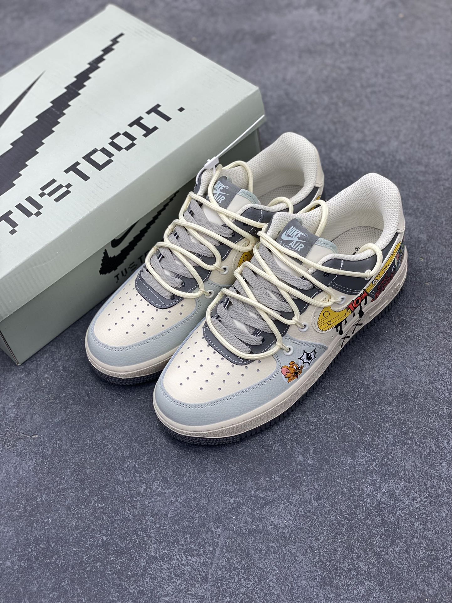 图片[8]-Nike Air Force 1 Low🧀 “Tom and Jerry” 🧀“汤姆和杰瑞”空军一号低帮休闲运动绑带板鞋  在一个温馨的小房子里，住着一对欢喜冤家——汤姆猫和杰瑞鼠。汤姆猫总是想尽办法抓住杰瑞，可杰瑞机灵得很，每次都能巧妙地逃脱汤姆的追捕，还时不时地反过来捉弄汤姆  货号：KS6896-555  尺码：36 36.5 37.5 38 38.5 39 40 40.5 41 42 42.5 43 44 44.5 45-选品中心