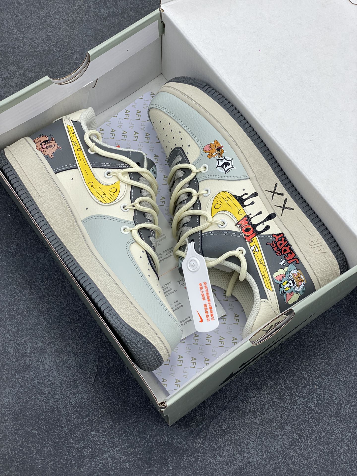 图片[9]-Nike Air Force 1 Low🧀 “Tom and Jerry” 🧀“汤姆和杰瑞”空军一号低帮休闲运动绑带板鞋  在一个温馨的小房子里，住着一对欢喜冤家——汤姆猫和杰瑞鼠。汤姆猫总是想尽办法抓住杰瑞，可杰瑞机灵得很，每次都能巧妙地逃脱汤姆的追捕，还时不时地反过来捉弄汤姆  货号：KS6896-555  尺码：36 36.5 37.5 38 38.5 39 40 40.5 41 42 42.5 43 44 44.5 45-选品中心
