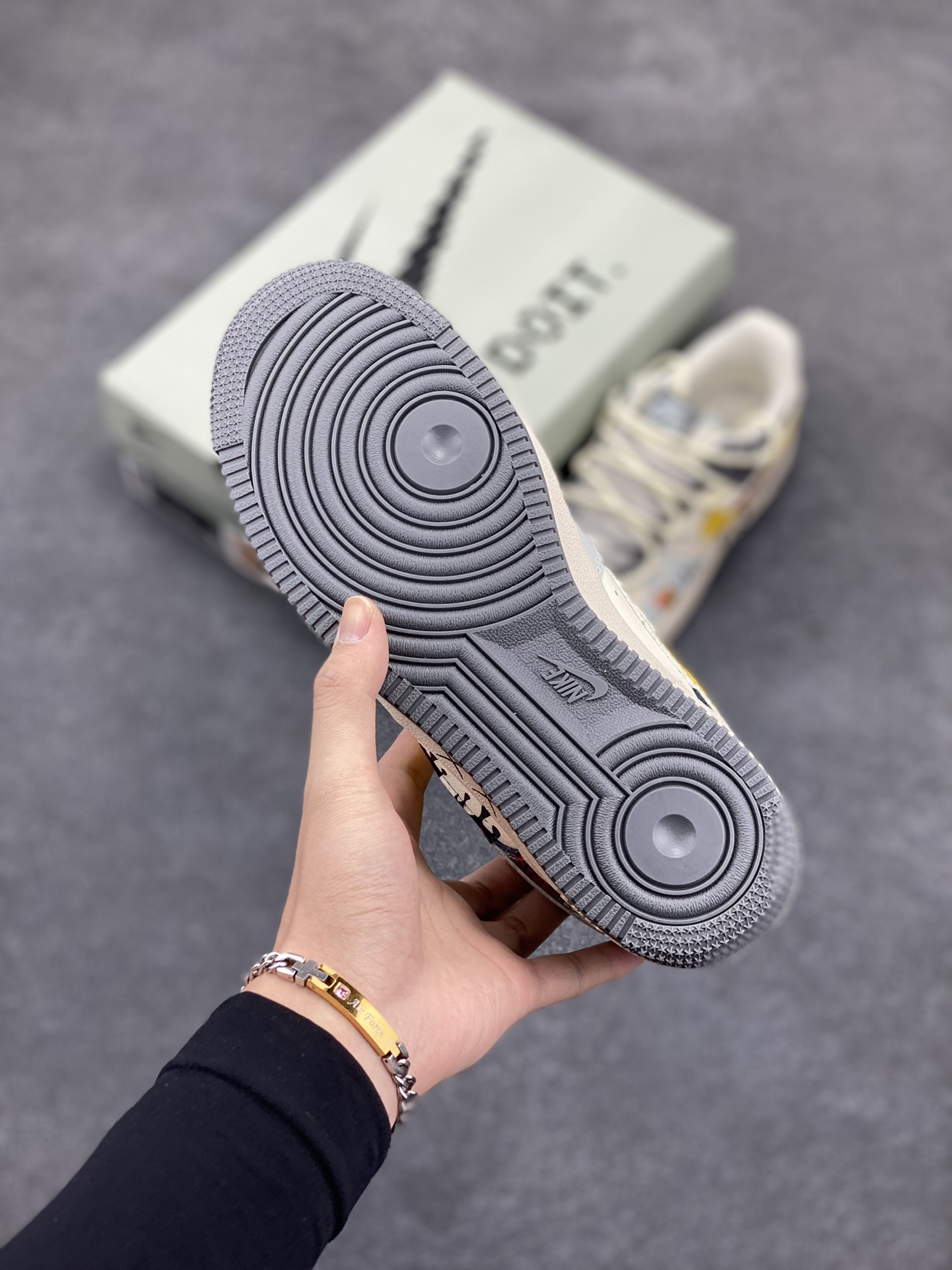 图片[5]-Nike Air Force 1 Low🧀 “Tom and Jerry” 🧀“汤姆和杰瑞”空军一号低帮休闲运动绑带板鞋  在一个温馨的小房子里，住着一对欢喜冤家——汤姆猫和杰瑞鼠。汤姆猫总是想尽办法抓住杰瑞，可杰瑞机灵得很，每次都能巧妙地逃脱汤姆的追捕，还时不时地反过来捉弄汤姆  货号：KS6896-555  尺码：36 36.5 37.5 38 38.5 39 40 40.5 41 42 42.5 43 44 44.5 45-选品中心