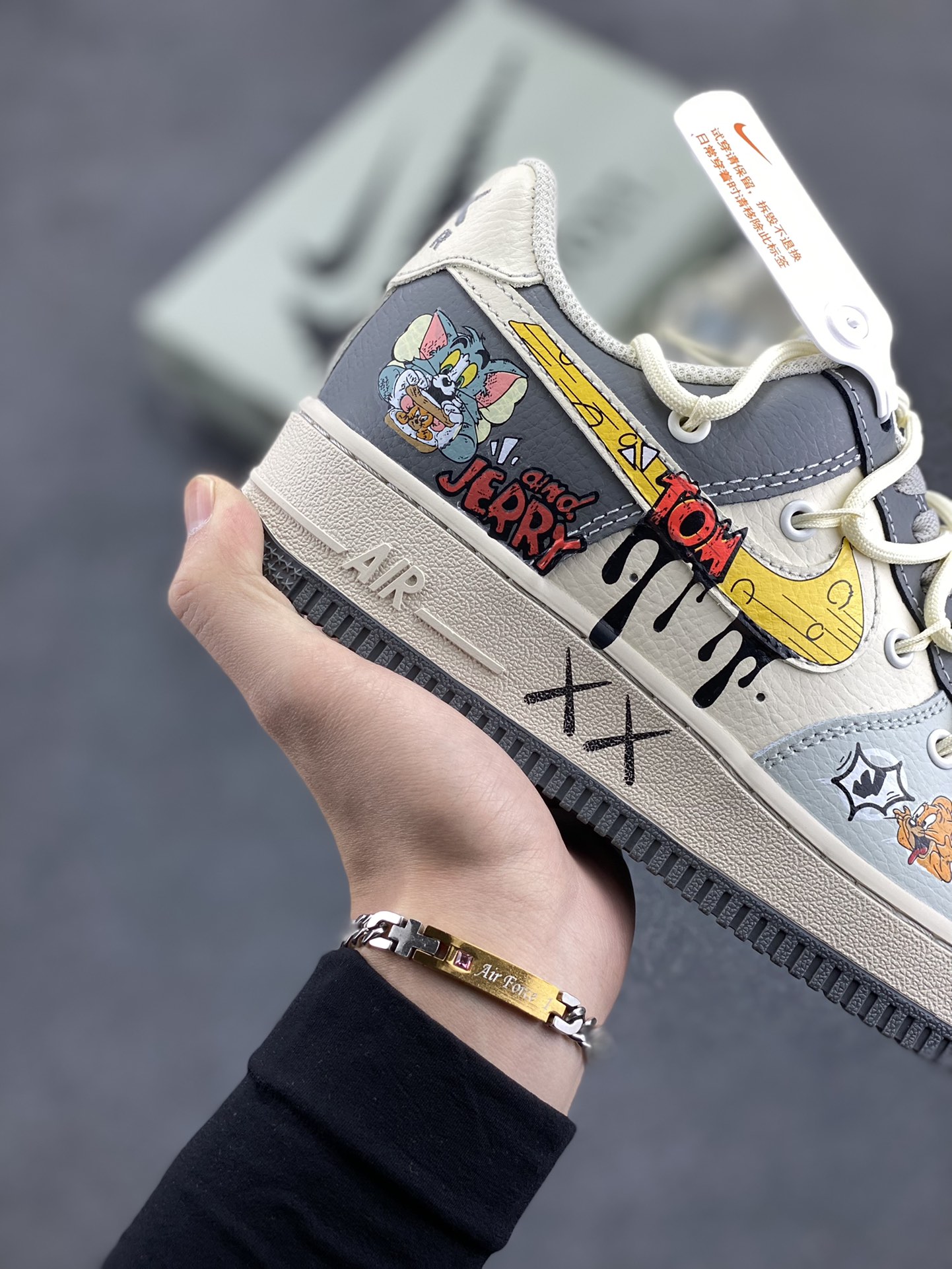 图片[6]-Nike Air Force 1 Low🧀 “Tom and Jerry” 🧀“汤姆和杰瑞”空军一号低帮休闲运动绑带板鞋  在一个温馨的小房子里，住着一对欢喜冤家——汤姆猫和杰瑞鼠。汤姆猫总是想尽办法抓住杰瑞，可杰瑞机灵得很，每次都能巧妙地逃脱汤姆的追捕，还时不时地反过来捉弄汤姆  货号：KS6896-555  尺码：36 36.5 37.5 38 38.5 39 40 40.5 41 42 42.5 43 44 44.5 45-选品中心