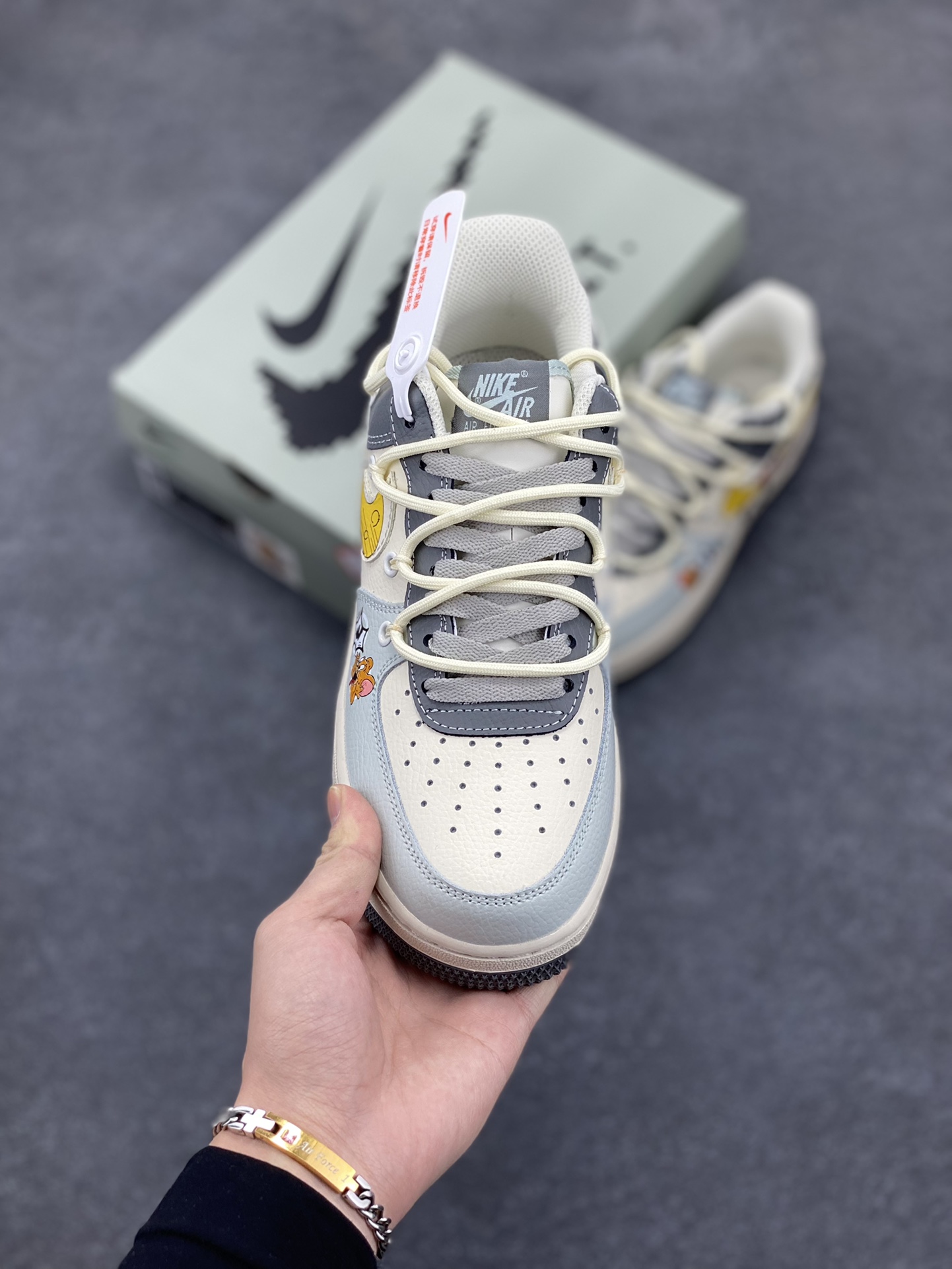 图片[2]-Nike Air Force 1 Low🧀 “Tom and Jerry” 🧀“汤姆和杰瑞”空军一号低帮休闲运动绑带板鞋  在一个温馨的小房子里，住着一对欢喜冤家——汤姆猫和杰瑞鼠。汤姆猫总是想尽办法抓住杰瑞，可杰瑞机灵得很，每次都能巧妙地逃脱汤姆的追捕，还时不时地反过来捉弄汤姆  货号：KS6896-555  尺码：36 36.5 37.5 38 38.5 39 40 40.5 41 42 42.5 43 44 44.5 45-选品中心
