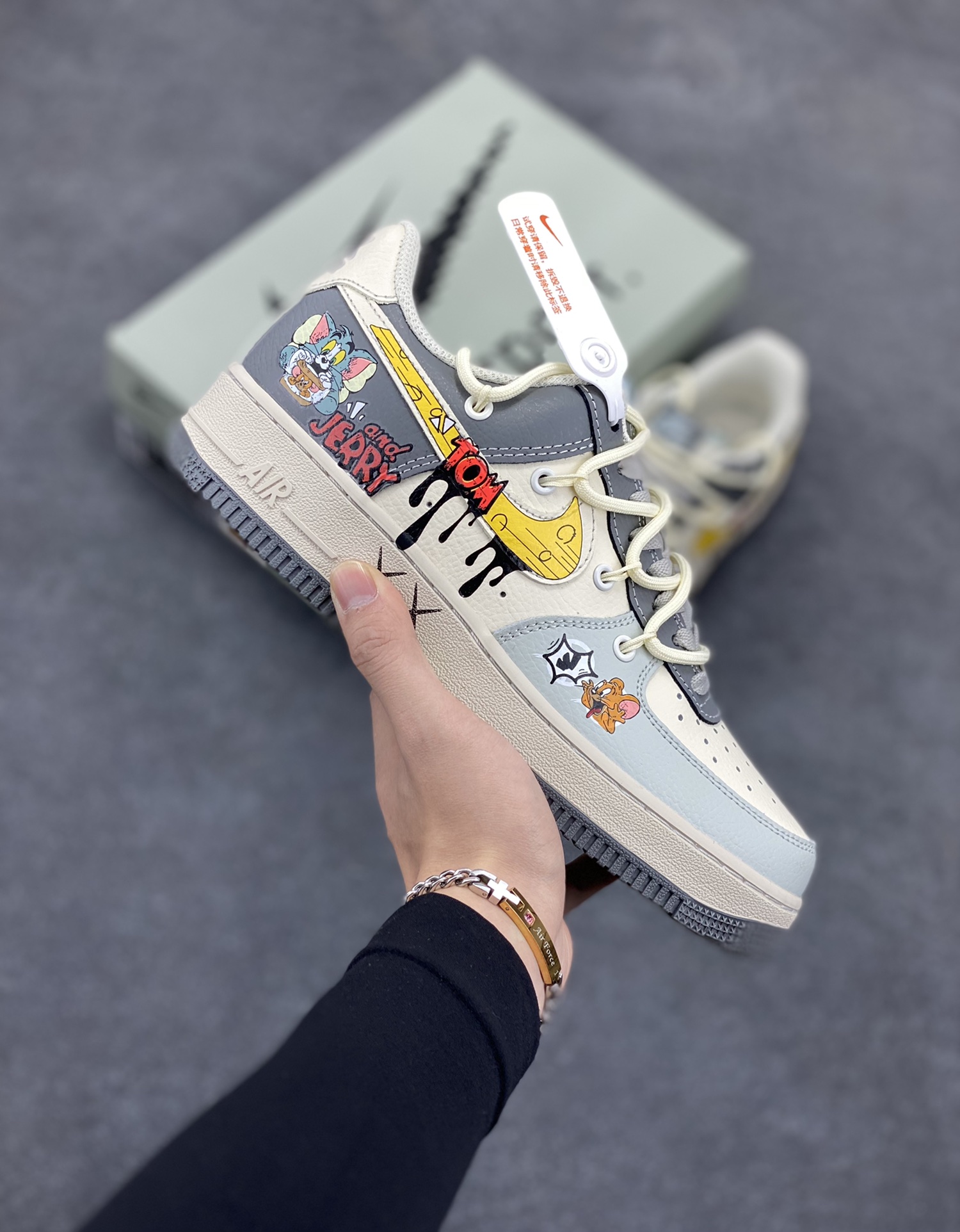 Nike Air Force 1 Low🧀 “Tom and Jerry” 🧀“汤姆和杰瑞”空军一号低帮休闲运动绑带板鞋  在一个温馨的小房子里，住着一对欢喜冤家——汤姆猫和杰瑞鼠。汤姆猫总是想尽办法抓住杰瑞，可杰瑞机灵得很，每次都能巧妙地逃脱汤姆的追捕，还时不时地反过来捉弄汤姆  货号：KS6896-555  尺码：36 36.5 37.5 38 38.5 39 40 40.5 41 42 42.5 43 44 44.5 45-选品中心