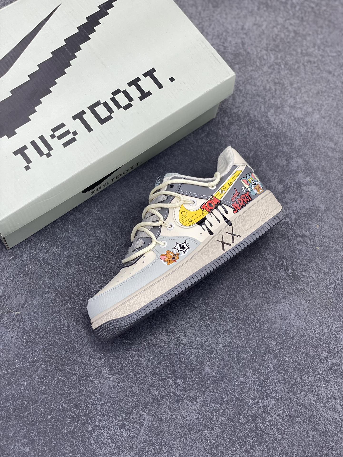 图片[7]-Nike Air Force 1 Low🧀 “Tom and Jerry” 🧀“汤姆和杰瑞”空军一号低帮休闲运动绑带板鞋  在一个温馨的小房子里，住着一对欢喜冤家——汤姆猫和杰瑞鼠。汤姆猫总是想尽办法抓住杰瑞，可杰瑞机灵得很，每次都能巧妙地逃脱汤姆的追捕，还时不时地反过来捉弄汤姆  货号：KS6896-555  尺码：36 36.5 37.5 38 38.5 39 40 40.5 41 42 42.5 43 44 44.5 45-选品中心