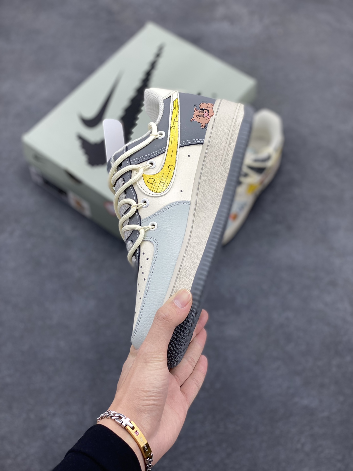 图片[3]-Nike Air Force 1 Low🧀 “Tom and Jerry” 🧀“汤姆和杰瑞”空军一号低帮休闲运动绑带板鞋  在一个温馨的小房子里，住着一对欢喜冤家——汤姆猫和杰瑞鼠。汤姆猫总是想尽办法抓住杰瑞，可杰瑞机灵得很，每次都能巧妙地逃脱汤姆的追捕，还时不时地反过来捉弄汤姆  货号：KS6896-555  尺码：36 36.5 37.5 38 38.5 39 40 40.5 41 42 42.5 43 44 44.5 45-选品中心