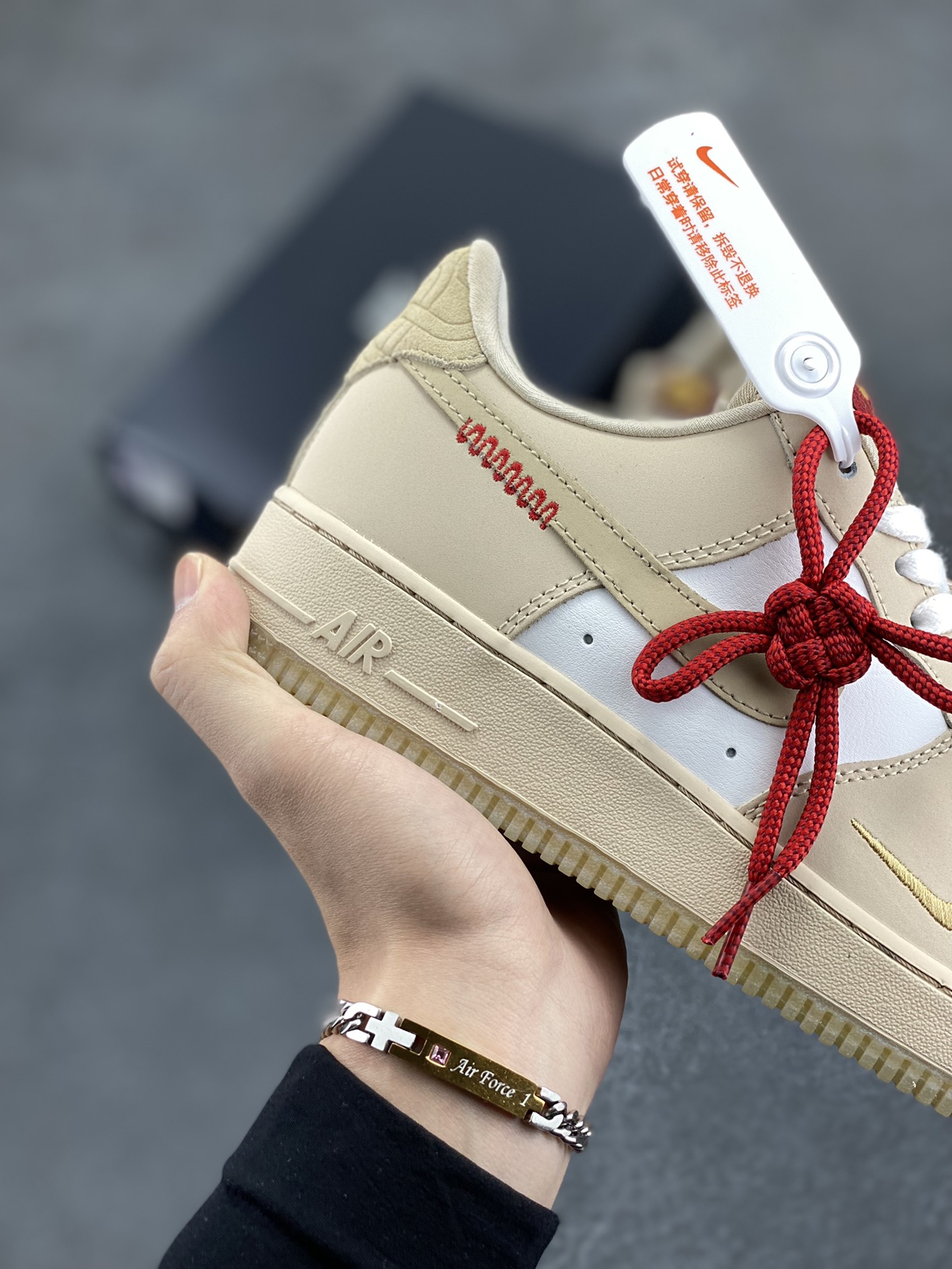 图片[6]-Nike Air Force 1 Low 蛇年限定浅棕 空军一号低帮运动休闲板鞋 原楦头原纸板 打造纯正空军版型 专注外贸渠道 全掌内置蜂窝气垫 原盒配件 原厂中底钢印、拉帮完美 货号：HV5990-172 尺码：36 36.5 37.5 38 38.5 39 40 40.5 41 42 42.5 43 44 44.5 45-选品中心