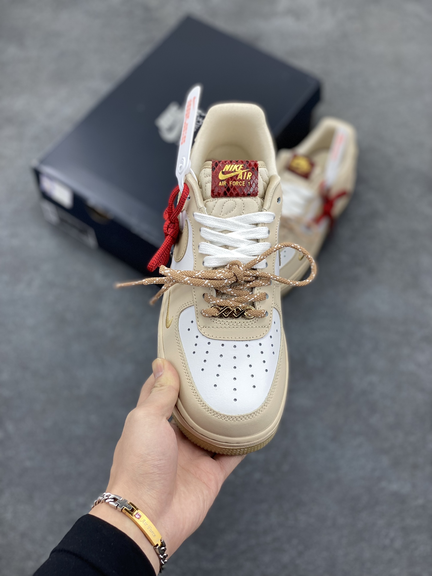 图片[2]-Nike Air Force 1 Low 蛇年限定浅棕 空军一号低帮运动休闲板鞋 原楦头原纸板 打造纯正空军版型 专注外贸渠道 全掌内置蜂窝气垫 原盒配件 原厂中底钢印、拉帮完美 货号：HV5990-172 尺码：36 36.5 37.5 38 38.5 39 40 40.5 41 42 42.5 43 44 44.5 45-选品中心