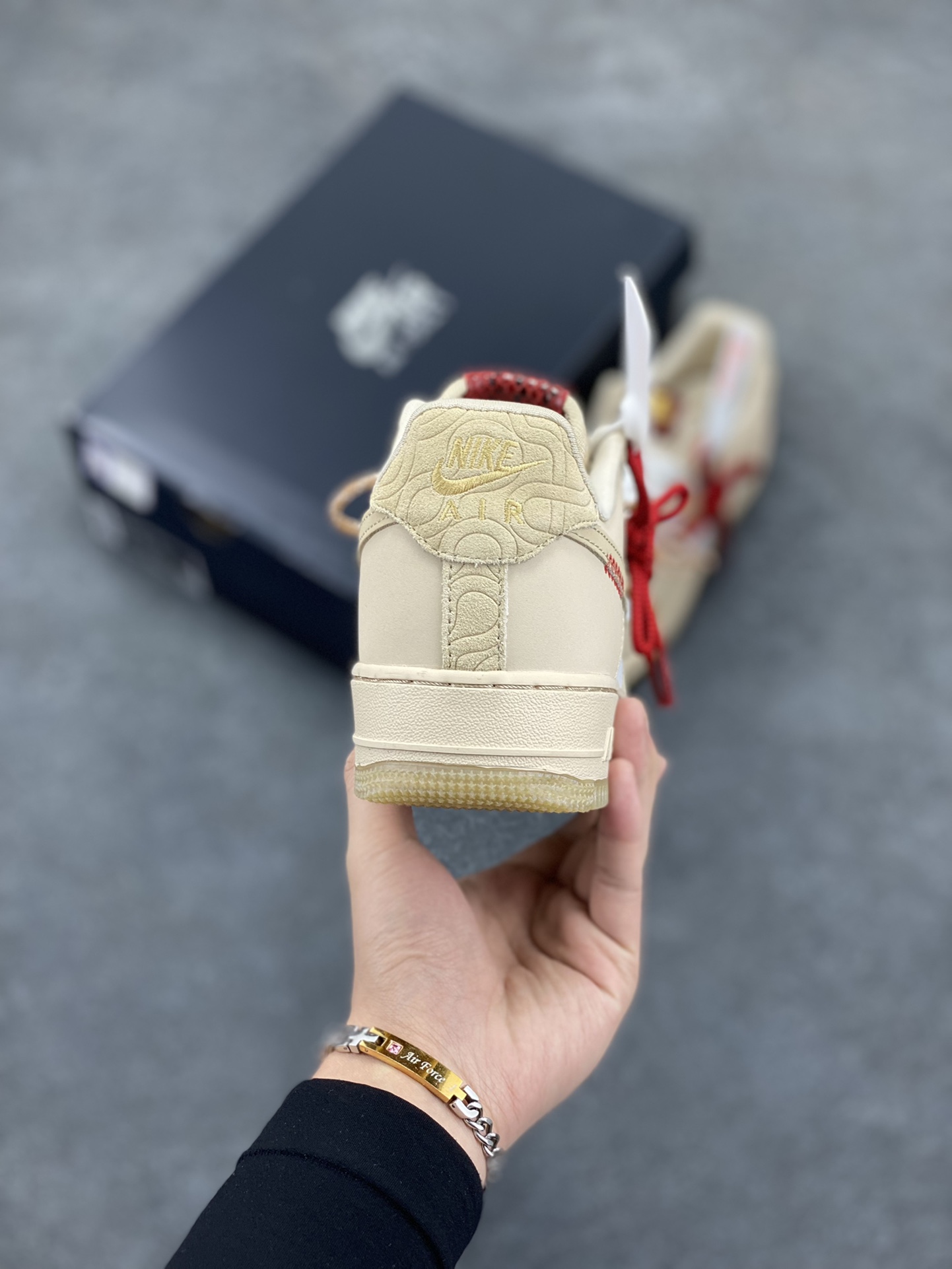 图片[4]-Nike Air Force 1 Low 蛇年限定浅棕 空军一号低帮运动休闲板鞋 原楦头原纸板 打造纯正空军版型 专注外贸渠道 全掌内置蜂窝气垫 原盒配件 原厂中底钢印、拉帮完美 货号：HV5990-172 尺码：36 36.5 37.5 38 38.5 39 40 40.5 41 42 42.5 43 44 44.5 45-选品中心