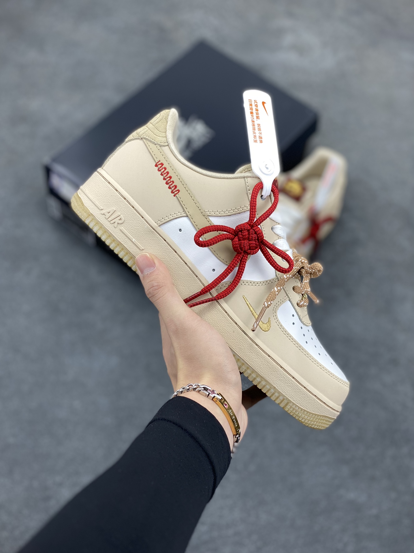 Nike Air Force 1 Low 蛇年限定浅棕 空军一号低帮运动休闲板鞋 原楦头原纸板 打造纯正空军版型 专注外贸渠道 全掌内置蜂窝气垫 原盒配件 原厂中底钢印、拉帮完美 货号：HV5990-172 尺码：36 36.5 37.5 38 38.5 39 40 40.5 41 42 42.5 43 44 44.5 45-选品中心