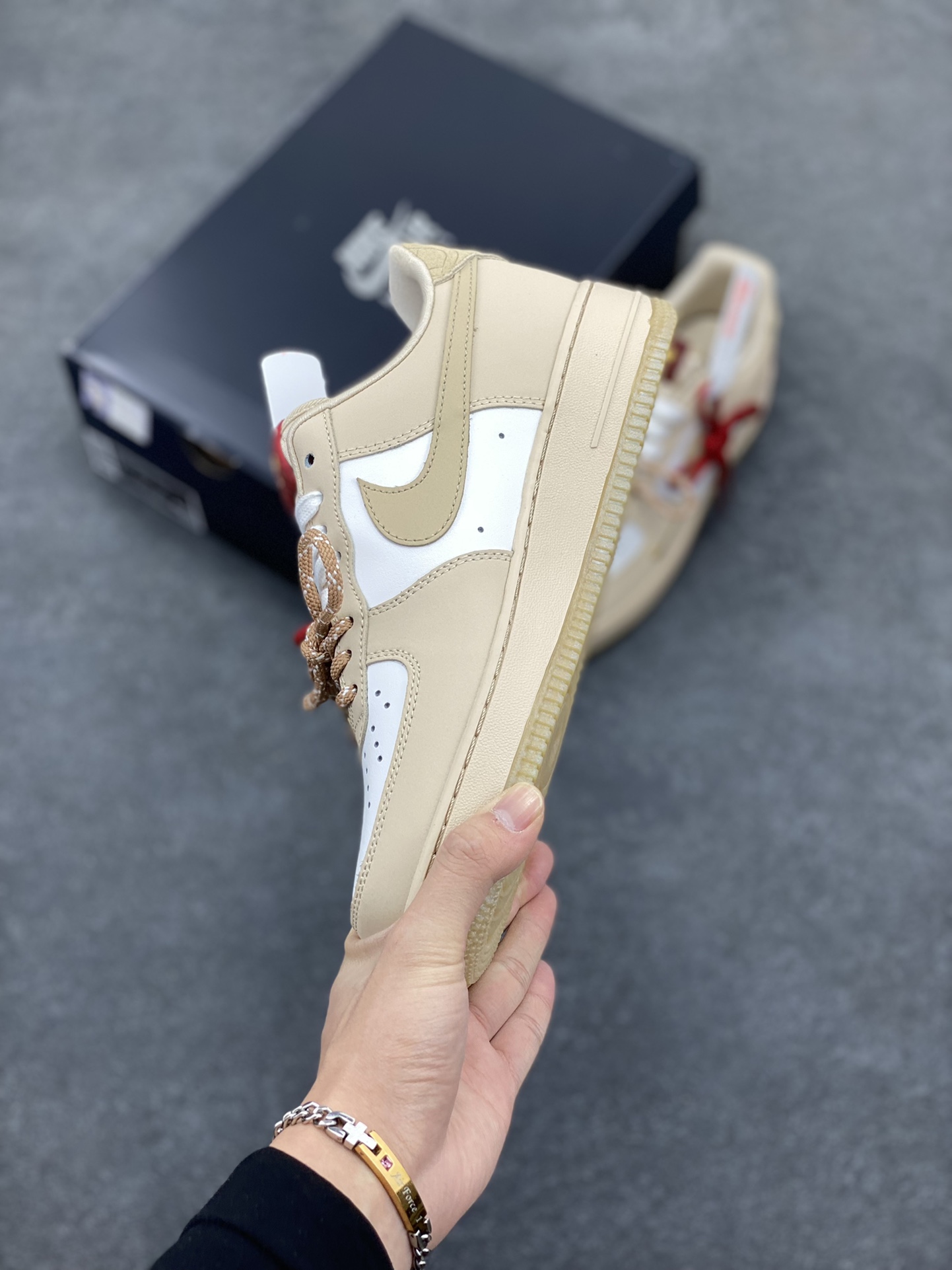 图片[3]-Nike Air Force 1 Low 蛇年限定浅棕 空军一号低帮运动休闲板鞋 原楦头原纸板 打造纯正空军版型 专注外贸渠道 全掌内置蜂窝气垫 原盒配件 原厂中底钢印、拉帮完美 货号：HV5990-172 尺码：36 36.5 37.5 38 38.5 39 40 40.5 41 42 42.5 43 44 44.5 45-选品中心