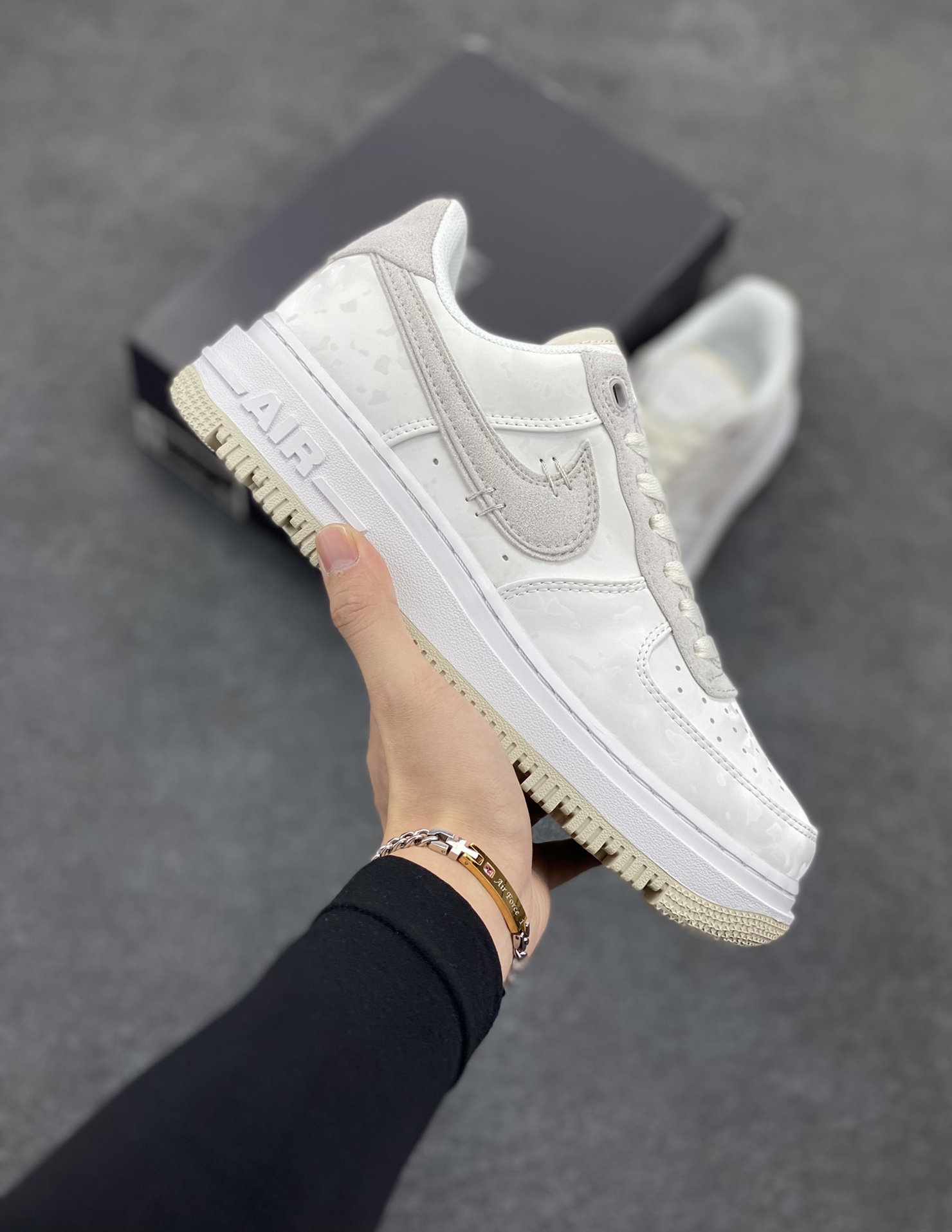 Nike Air Force 1 Low Luxe\”White/Grey\”空军一号改良防滑厚底低帮百搭休闲运动板鞋“皮革米白卡其” 原楦头原纸板 打造纯正空军版型#专注外贸渠道 全掌内置蜂窝气垫 #原盒配件 原厂中底钢印、拉帮完美 货号:DD9605-100 尺码:36 36.5 37.5 38 38.5 39 40 40.5 41 42 42.5 43 44 44.5 45-选品中心