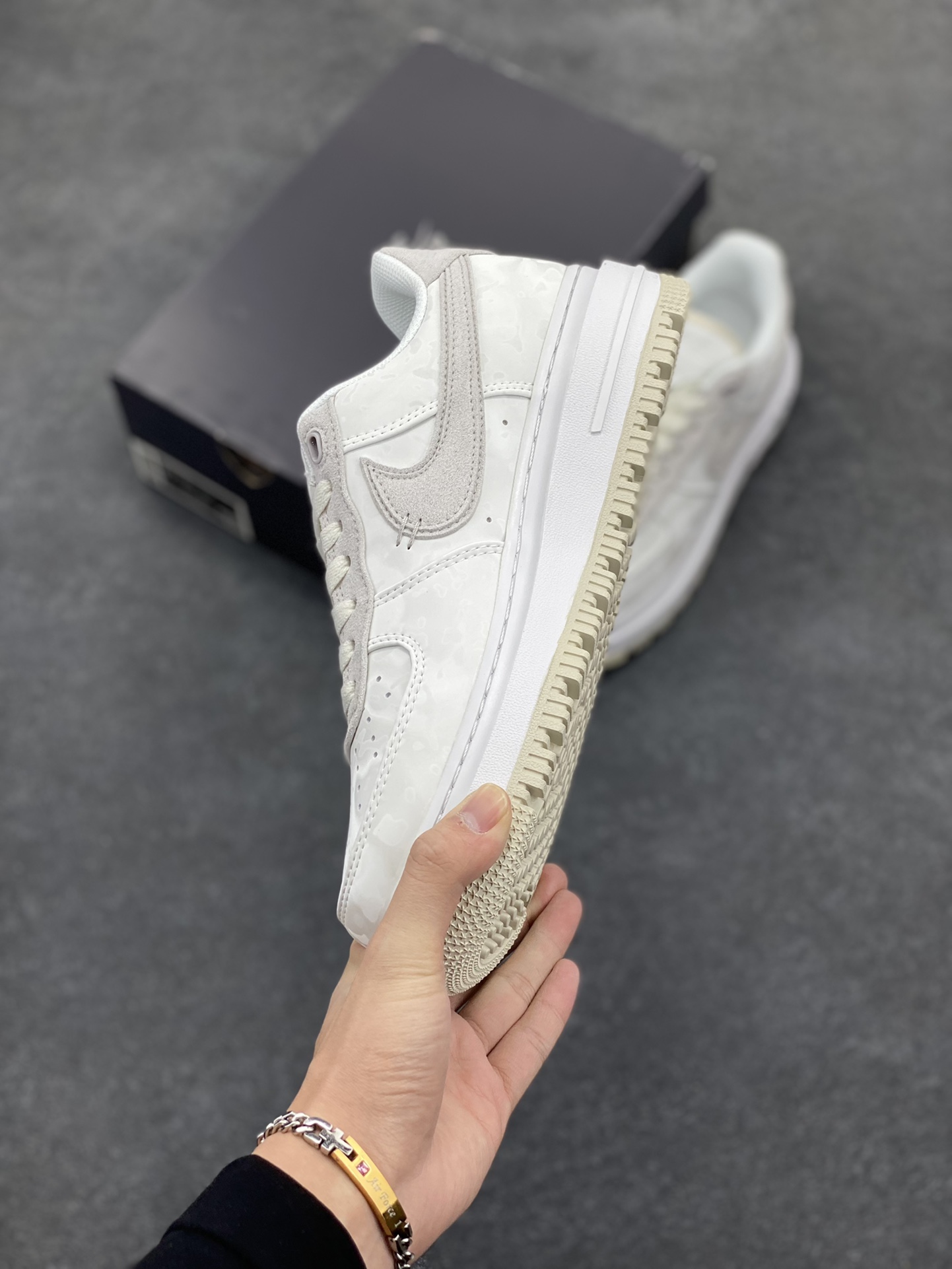 图片[3]-Nike Air Force 1 Low Luxe\”White/Grey\”⁠空军一号改良防滑厚底低帮百搭休闲运动板鞋“皮革米白卡其” 原楦头原纸板 打造纯正空军版型#专注外贸渠道 全掌内置蜂窝气垫 #原盒配件 原厂中底钢印、拉帮完美 货号：DD9605-100 尺码：36 36.5 37.5 38 38.5 39 40 40.5 41 42 42.5 43 44 44.5 45-选品中心