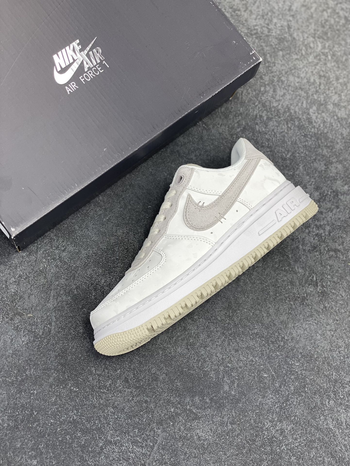 图片[7]-Nike Air Force 1 Low Luxe\”White/Grey\”⁠空军一号改良防滑厚底低帮百搭休闲运动板鞋“皮革米白卡其” 原楦头原纸板 打造纯正空军版型#专注外贸渠道 全掌内置蜂窝气垫 #原盒配件 原厂中底钢印、拉帮完美 货号：DD9605-100 尺码：36 36.5 37.5 38 38.5 39 40 40.5 41 42 42.5 43 44 44.5 45-选品中心