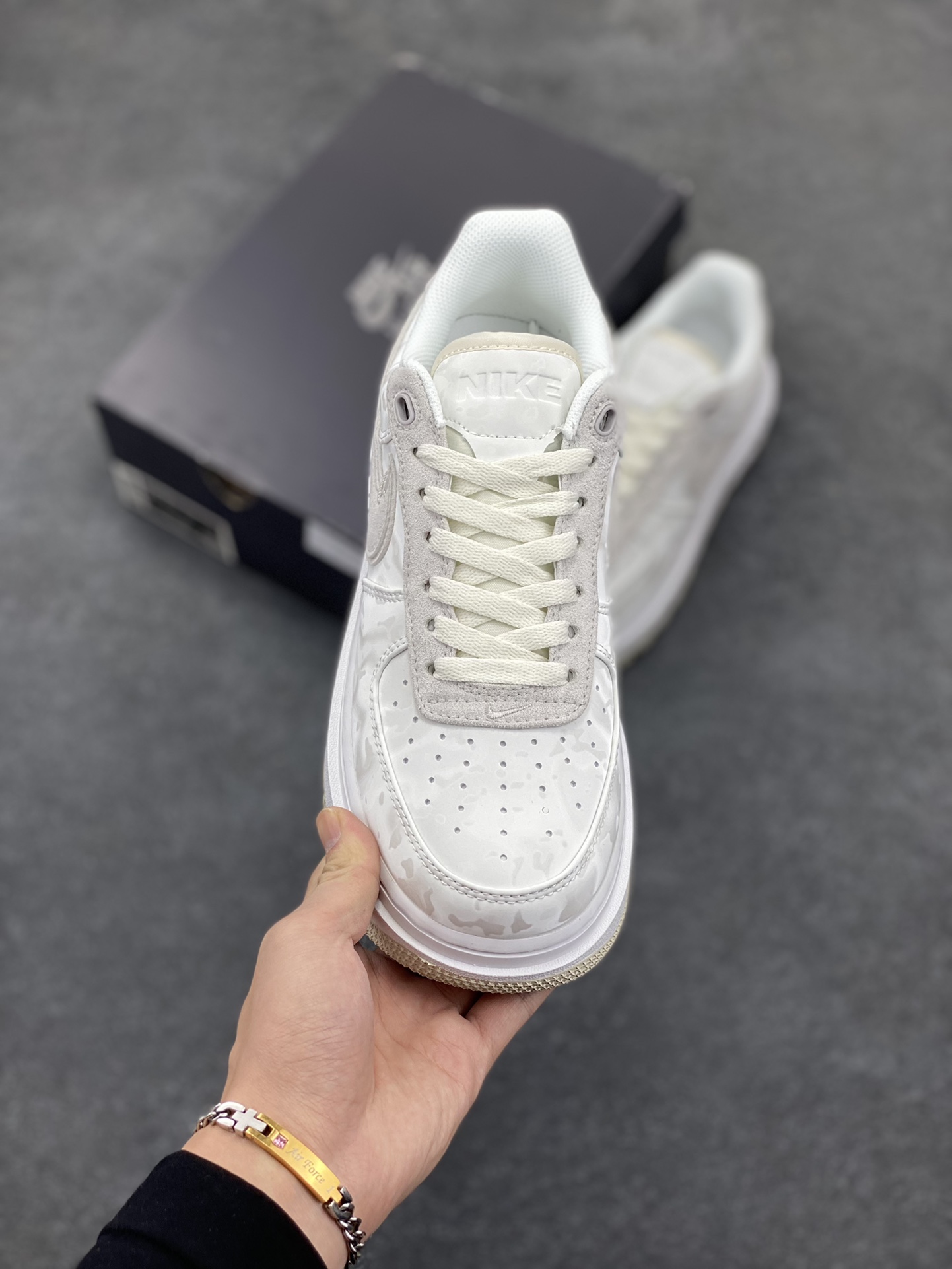 图片[2]-Nike Air Force 1 Low Luxe\”White/Grey\”⁠空军一号改良防滑厚底低帮百搭休闲运动板鞋“皮革米白卡其” 原楦头原纸板 打造纯正空军版型#专注外贸渠道 全掌内置蜂窝气垫 #原盒配件 原厂中底钢印、拉帮完美 货号：DD9605-100 尺码：36 36.5 37.5 38 38.5 39 40 40.5 41 42 42.5 43 44 44.5 45-选品中心