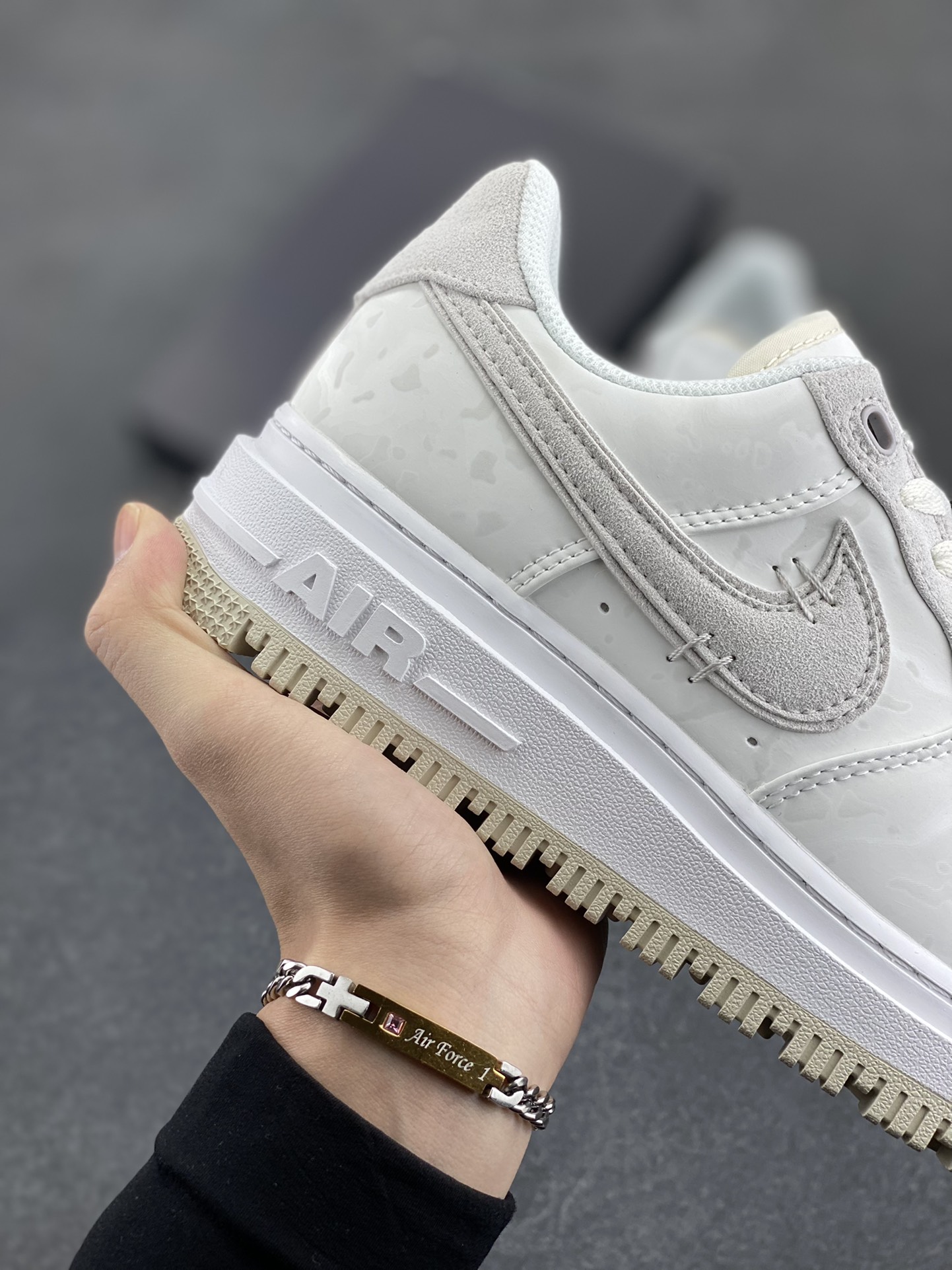 图片[6]-Nike Air Force 1 Low Luxe\”White/Grey\”⁠空军一号改良防滑厚底低帮百搭休闲运动板鞋“皮革米白卡其” 原楦头原纸板 打造纯正空军版型#专注外贸渠道 全掌内置蜂窝气垫 #原盒配件 原厂中底钢印、拉帮完美 货号：DD9605-100 尺码：36 36.5 37.5 38 38.5 39 40 40.5 41 42 42.5 43 44 44.5 45-选品中心