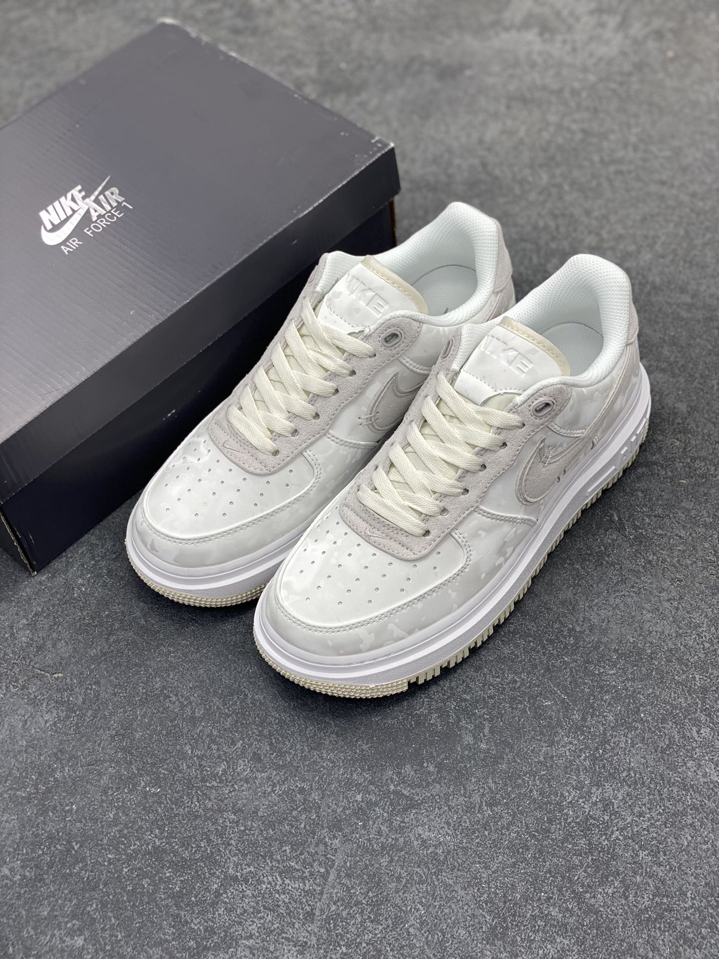图片[8]-Nike Air Force 1 Low Luxe\”White/Grey\”⁠空军一号改良防滑厚底低帮百搭休闲运动板鞋“皮革米白卡其” 原楦头原纸板 打造纯正空军版型#专注外贸渠道 全掌内置蜂窝气垫 #原盒配件 原厂中底钢印、拉帮完美 货号：DD9605-100 尺码：36 36.5 37.5 38 38.5 39 40 40.5 41 42 42.5 43 44 44.5 45-选品中心