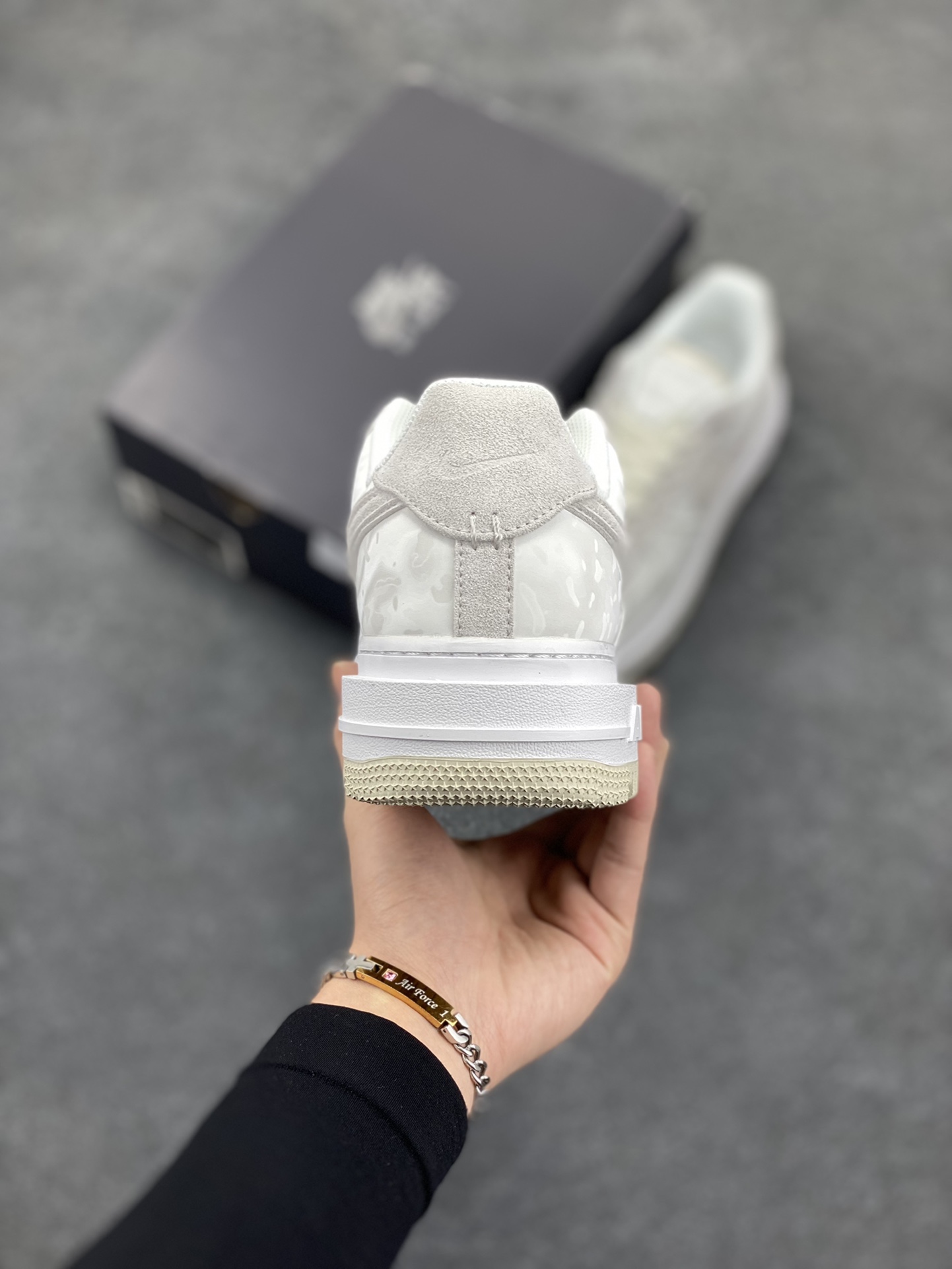图片[4]-Nike Air Force 1 Low Luxe\”White/Grey\”⁠空军一号改良防滑厚底低帮百搭休闲运动板鞋“皮革米白卡其” 原楦头原纸板 打造纯正空军版型#专注外贸渠道 全掌内置蜂窝气垫 #原盒配件 原厂中底钢印、拉帮完美 货号：DD9605-100 尺码：36 36.5 37.5 38 38.5 39 40 40.5 41 42 42.5 43 44 44.5 45-选品中心