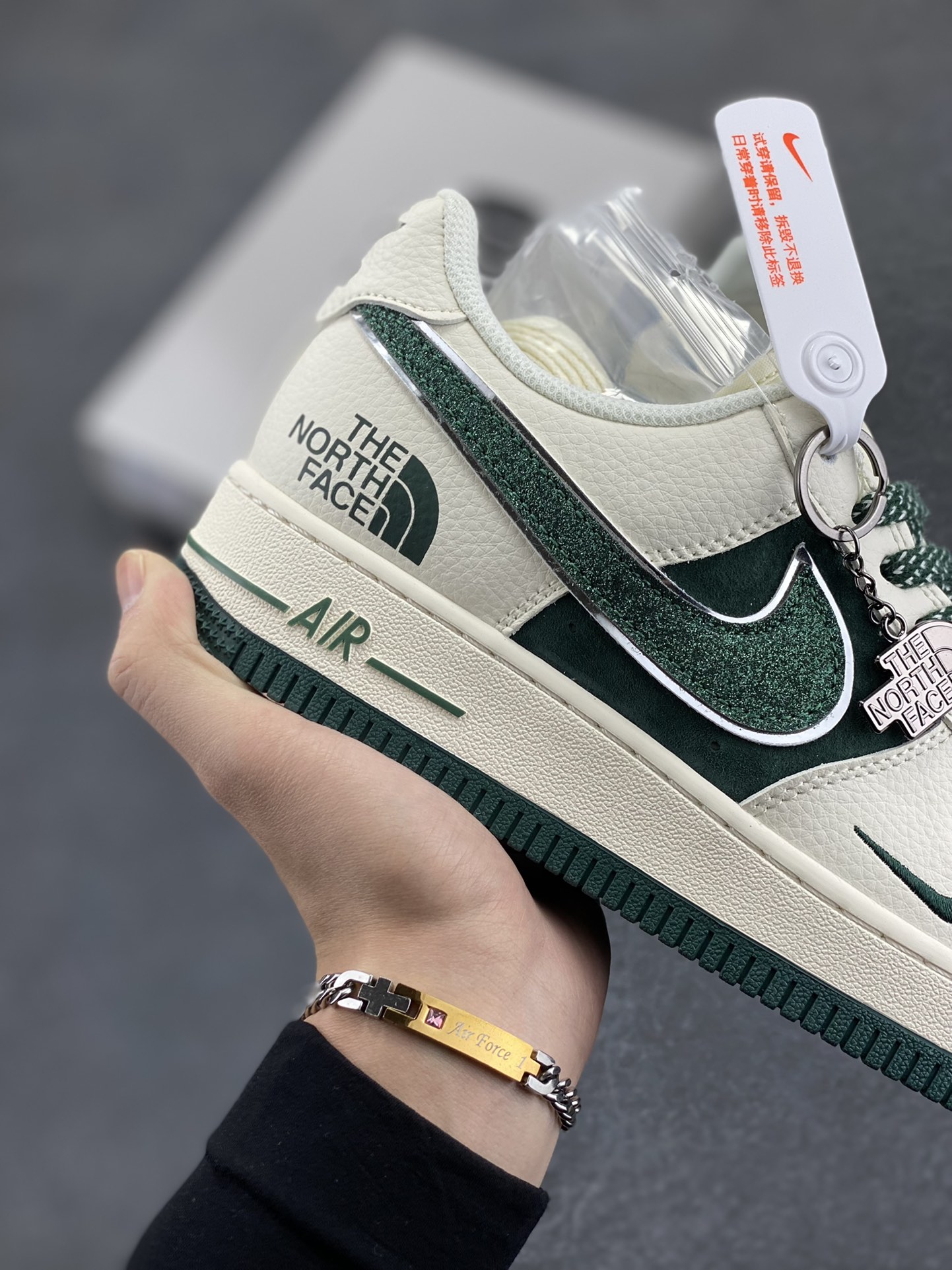 图片[6]-NIke Air Force 1 \’07 Low “北面联名”空军一号 低帮 运动鞋 休闲鞋 折边针车 工艺难度大 原楦头原纸板 原装鞋盒 定制五金配件 内置全掌气垫 原厂鞋底 货号：QY6818-528 尺码：36 36.5 37.5 38 38.5 39 40 40.5 41 42 42.5 43 44 44.5 45-选品中心