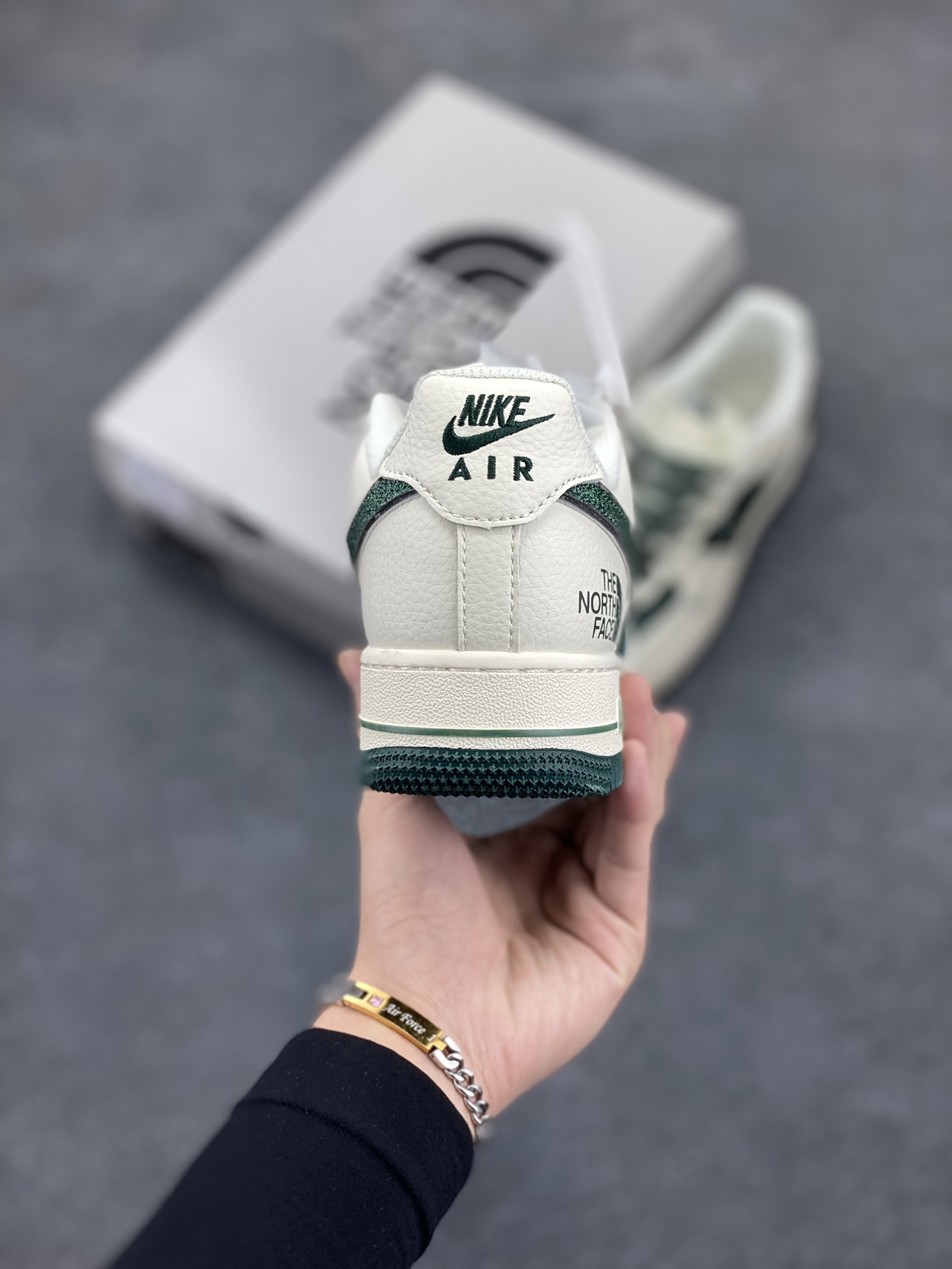 图片[4]-NIke Air Force 1 \’07 Low “北面联名”空军一号 低帮 运动鞋 休闲鞋 折边针车 工艺难度大 原楦头原纸板 原装鞋盒 定制五金配件 内置全掌气垫 原厂鞋底 货号：QY6818-528 尺码：36 36.5 37.5 38 38.5 39 40 40.5 41 42 42.5 43 44 44.5 45-选品中心