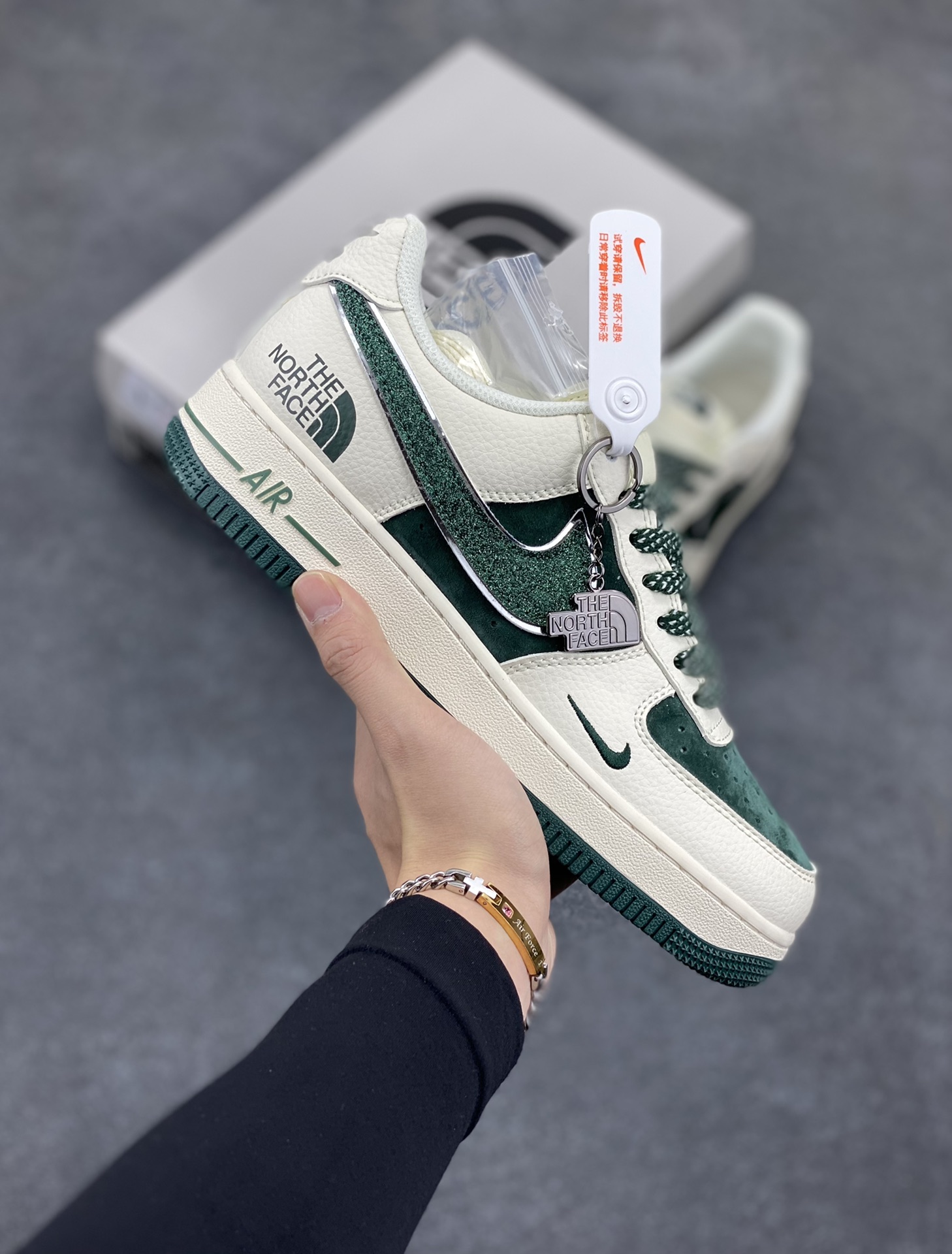 NIke Air Force 1 \'07 Low “北面联名”空军一号 低帮 运动鞋 休闲鞋 折边针车 工艺难度大 原楦头原纸板 原装鞋盒 定制五金配件 内置全掌气垫 原厂鞋底 货号：QY6818-528 尺码：36 36.5 37.5 38 38.5 39 40 40.5 41 42 42.5 43 44 44.5 45-选品中心