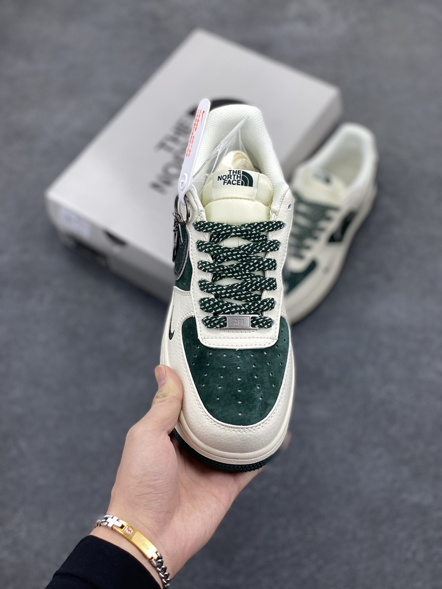 图片[2]-NIke Air Force 1 \’07 Low “北面联名”空军一号 低帮 运动鞋 休闲鞋 折边针车 工艺难度大 原楦头原纸板 原装鞋盒 定制五金配件 内置全掌气垫 原厂鞋底 货号：QY6818-528 尺码：36 36.5 37.5 38 38.5 39 40 40.5 41 42 42.5 43 44 44.5 45-选品中心