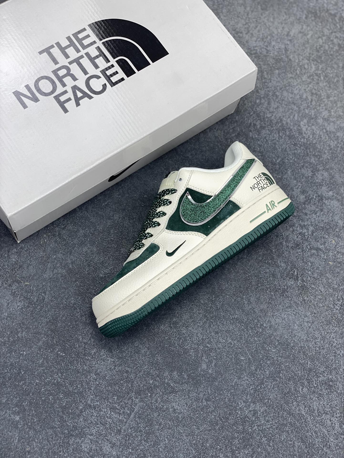 图片[7]-NIke Air Force 1 \’07 Low “北面联名”空军一号 低帮 运动鞋 休闲鞋 折边针车 工艺难度大 原楦头原纸板 原装鞋盒 定制五金配件 内置全掌气垫 原厂鞋底 货号：QY6818-528 尺码：36 36.5 37.5 38 38.5 39 40 40.5 41 42 42.5 43 44 44.5 45-选品中心