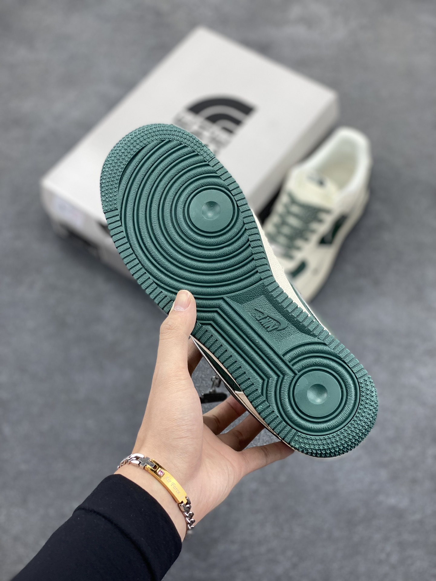 图片[5]-NIke Air Force 1 \’07 Low “北面联名”空军一号 低帮 运动鞋 休闲鞋 折边针车 工艺难度大 原楦头原纸板 原装鞋盒 定制五金配件 内置全掌气垫 原厂鞋底 货号：QY6818-528 尺码：36 36.5 37.5 38 38.5 39 40 40.5 41 42 42.5 43 44 44.5 45-选品中心